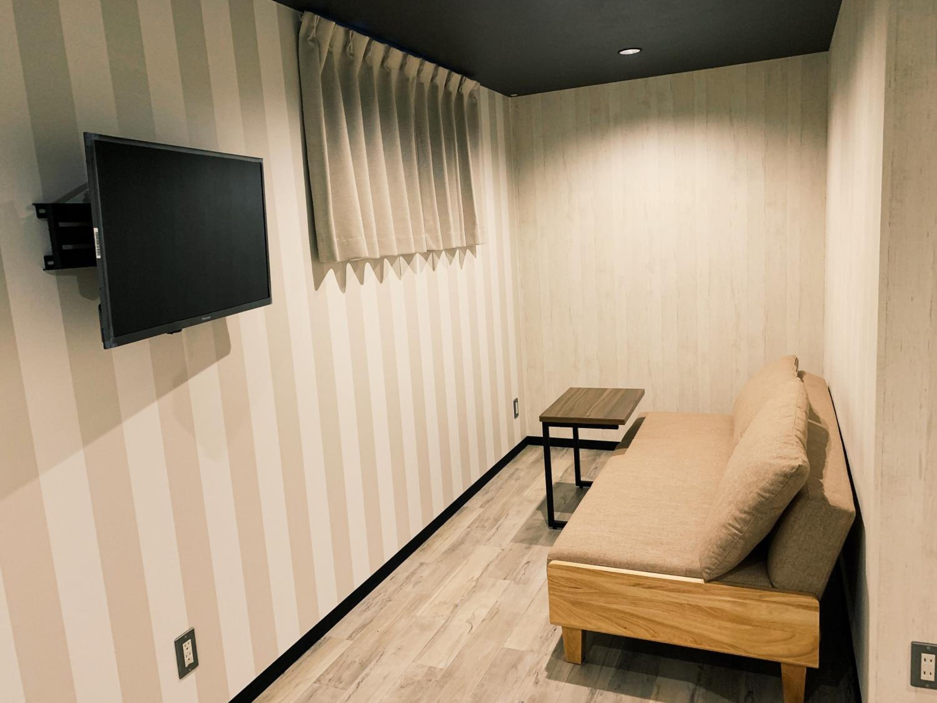 Double Room with Sofa Bed with Private Bathroom - Photo 6