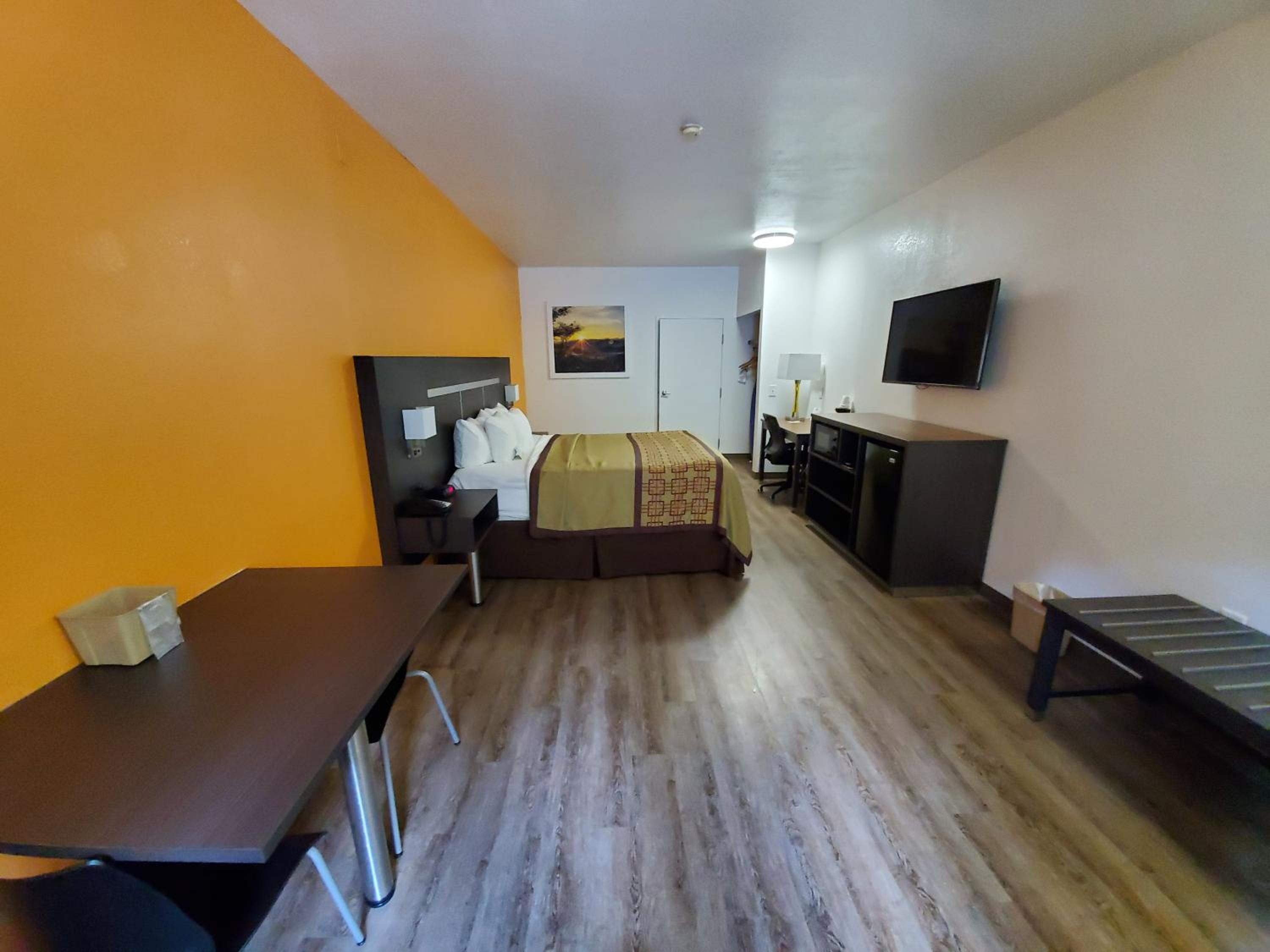 King Room - Non-Smoking - Photo 1