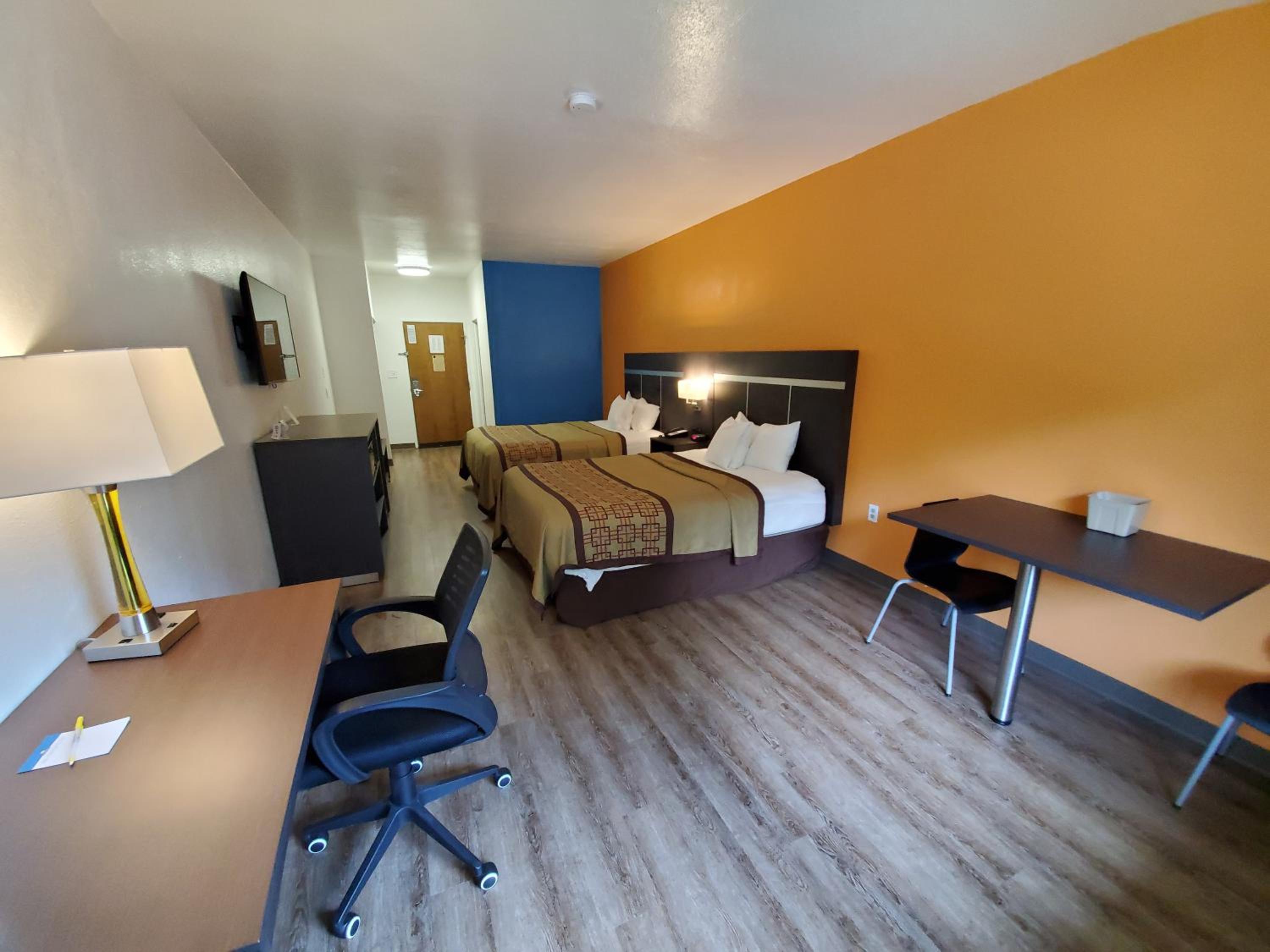Queen Room with Two Queen Beds - Non-Smoking - Photo 8