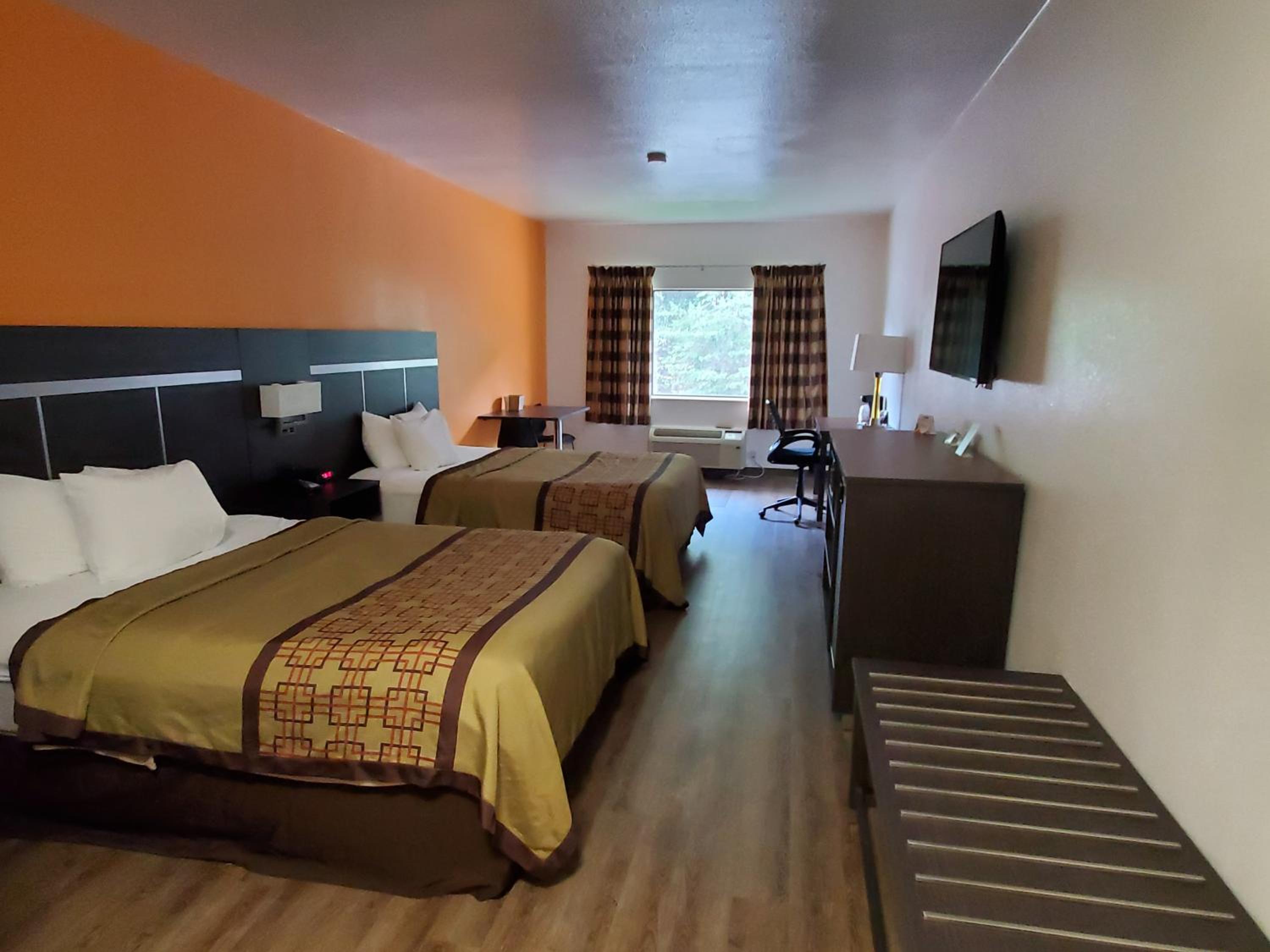 Queen Room with Two Queen Beds - Non-Smoking - Photo 2