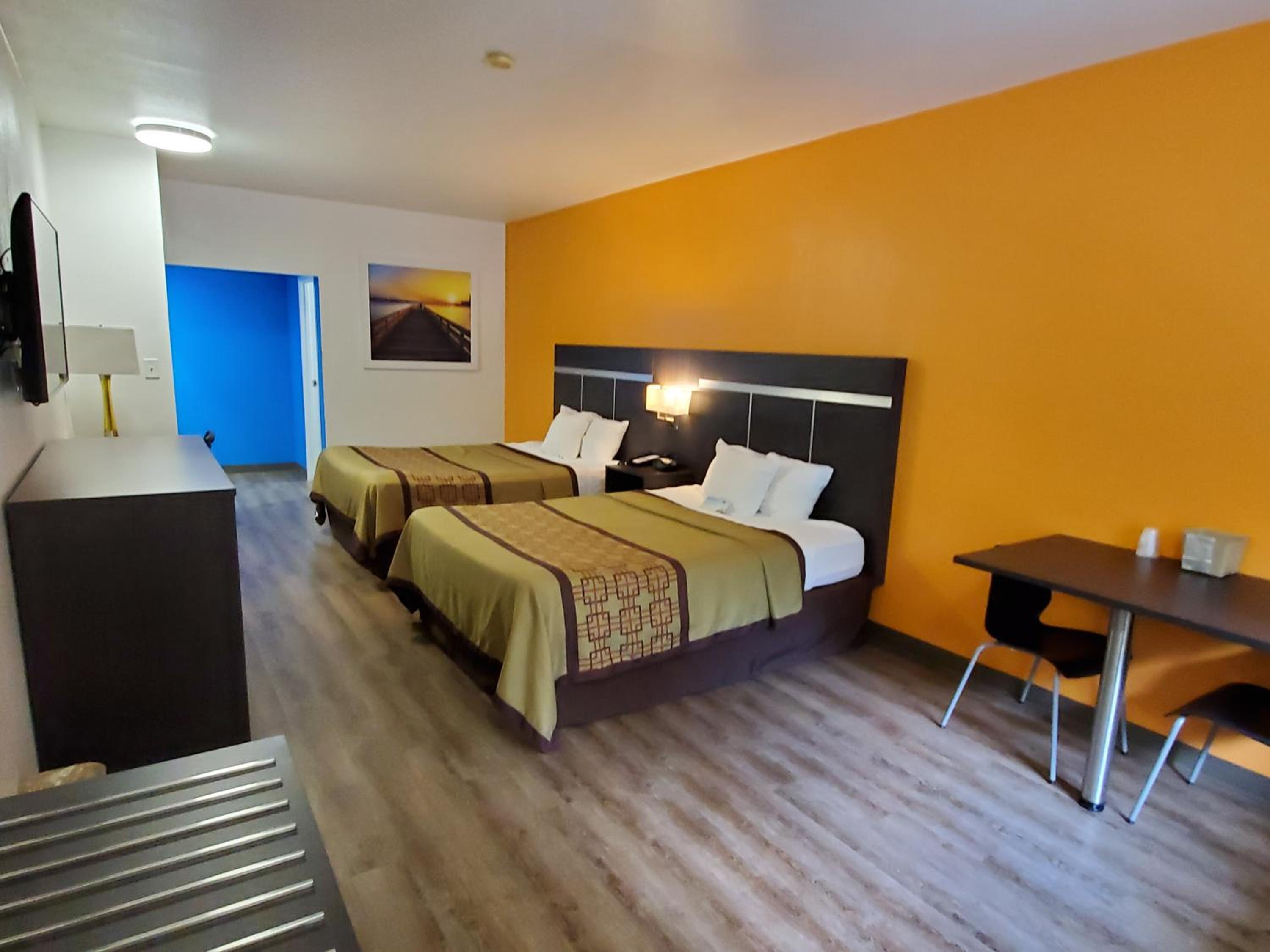 Queen Room with Two Queen Beds - Non-Smoking - Photo 3