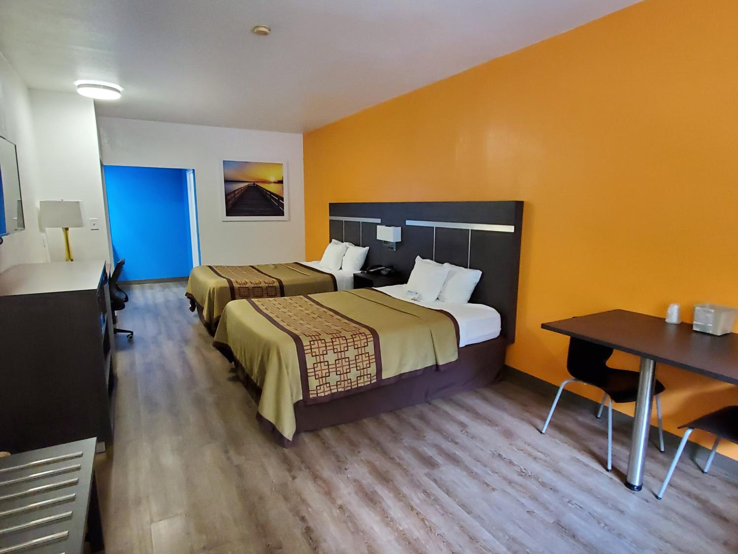 Queen Room with Two Queen Beds - Non-Smoking - Photo 4