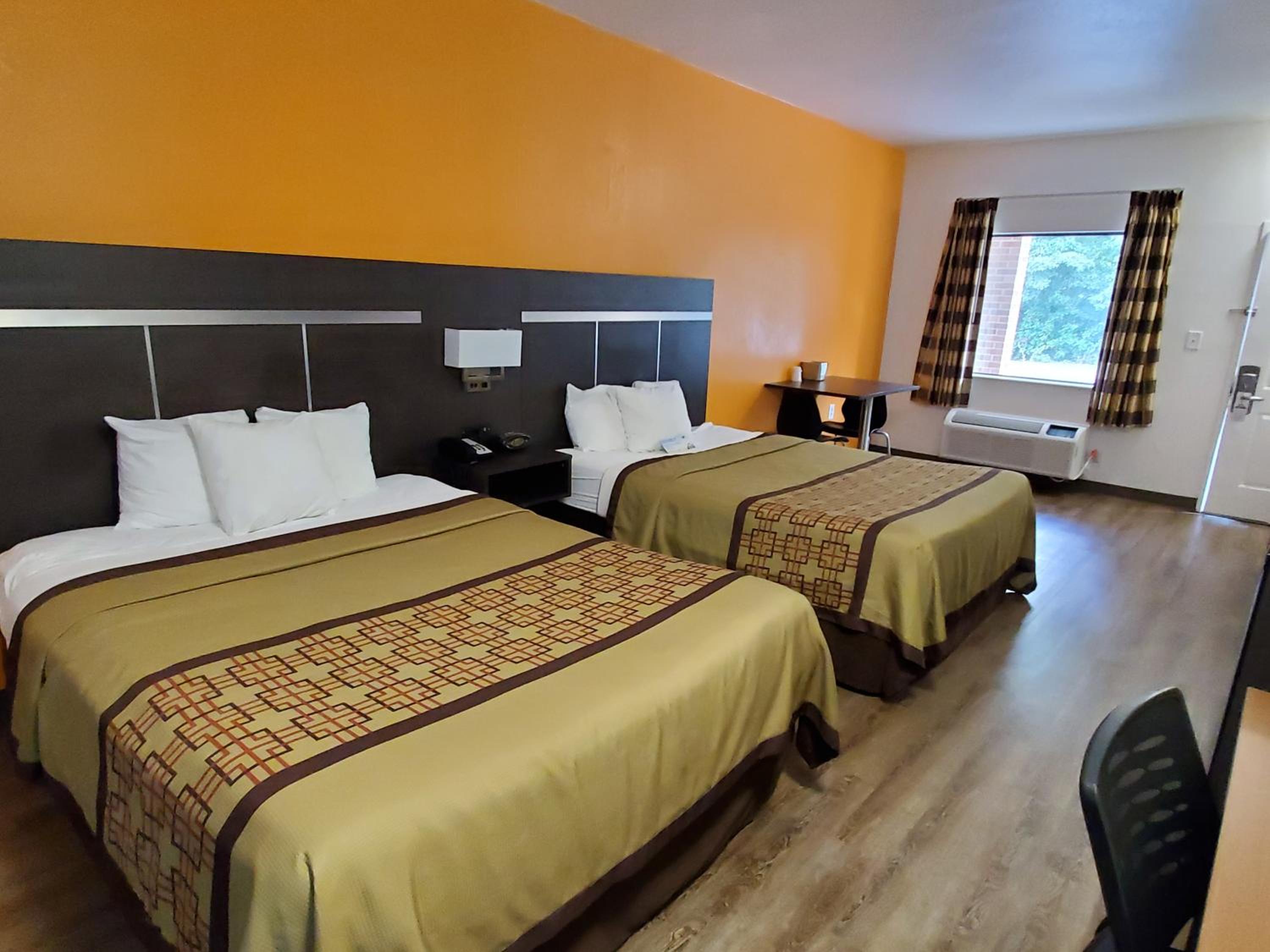 Queen Room with Two Queen Beds - Non-Smoking - Photo 5