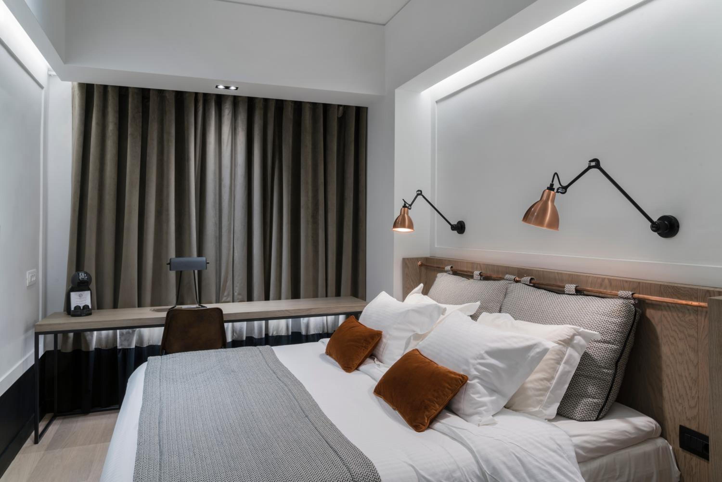 Cozy Double Room with Street View - Photo 1