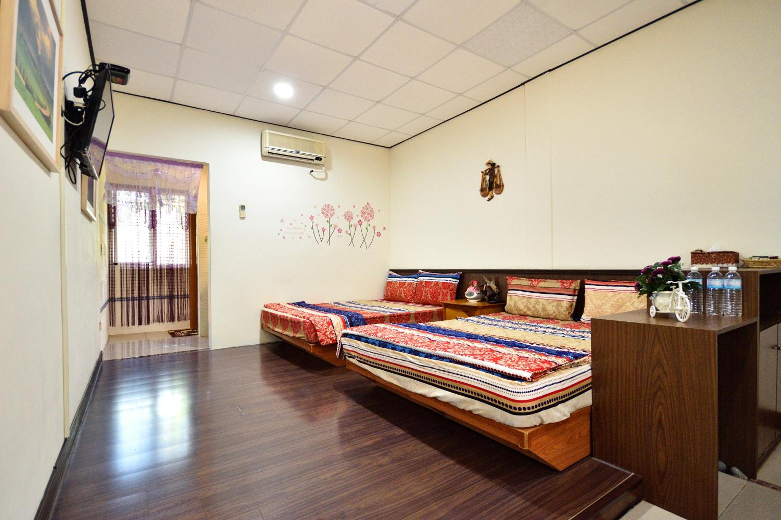 Quadruple Room with Private Bathroom photo 1