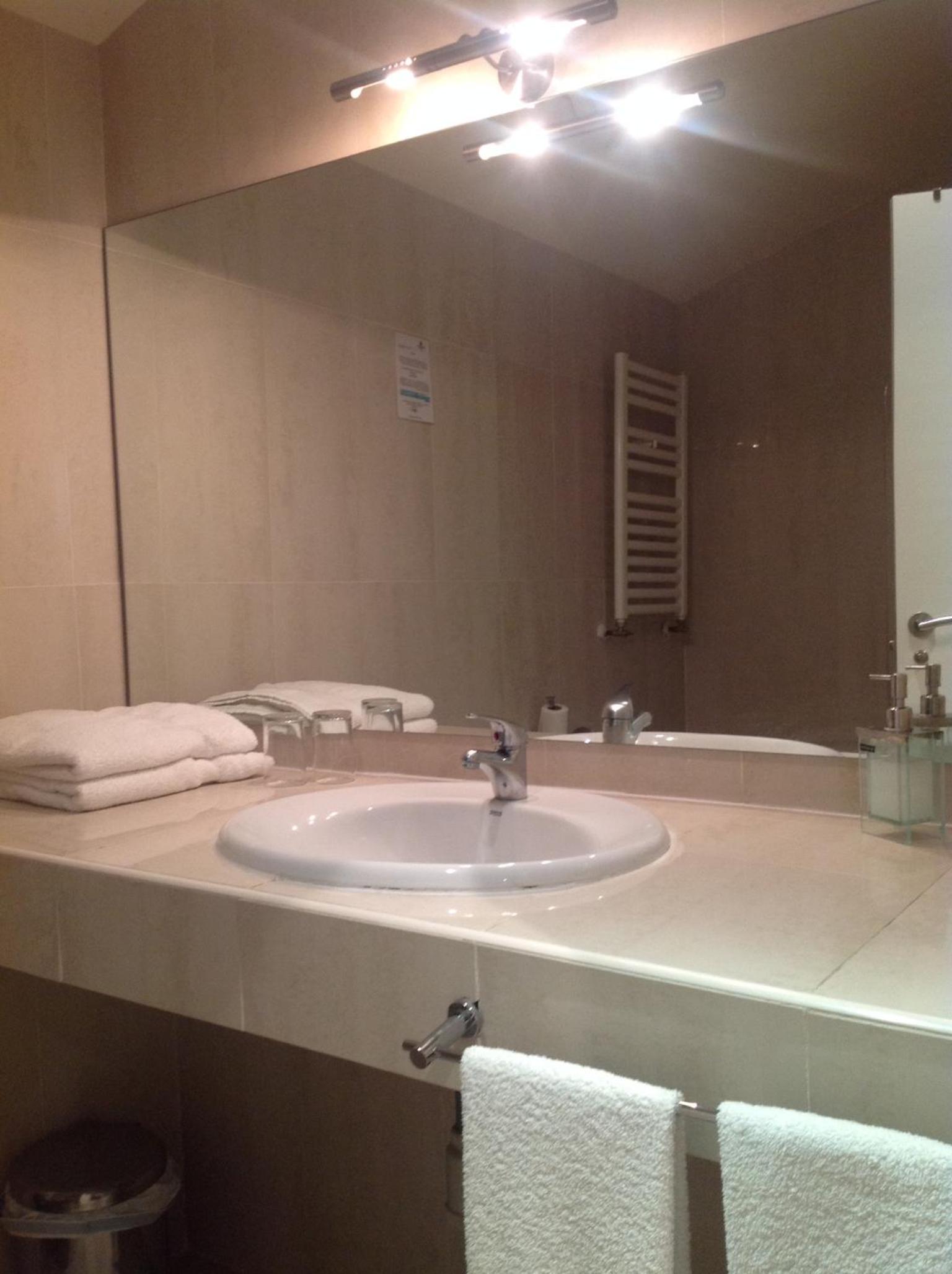Six-Bedroom House photo 2