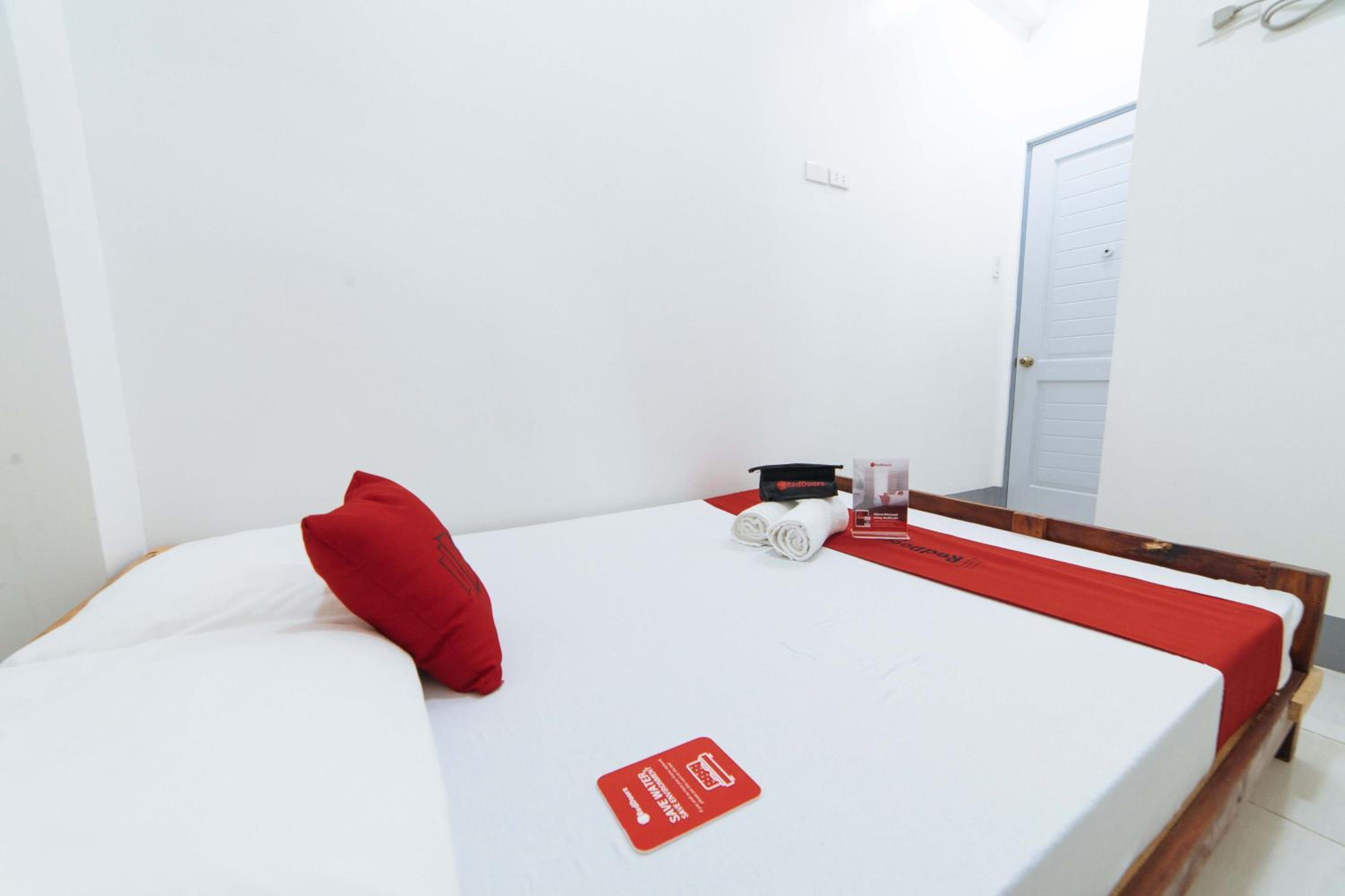 Deluxe Room - Photo 11