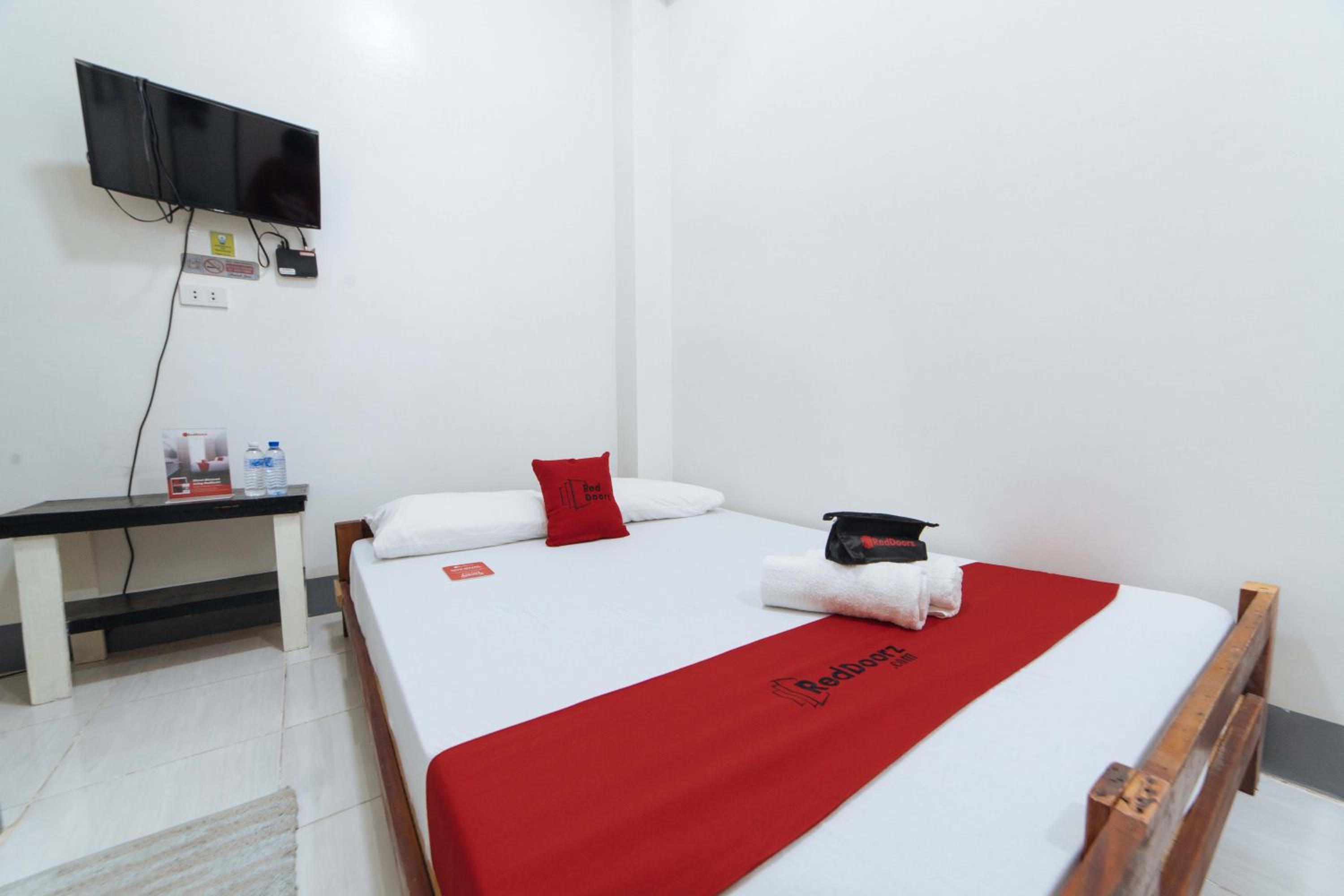 Deluxe Room - Photo 12