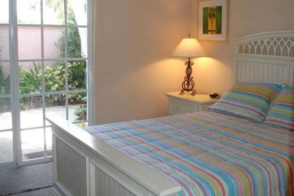 One-Bedroom Apartment with Patio 4