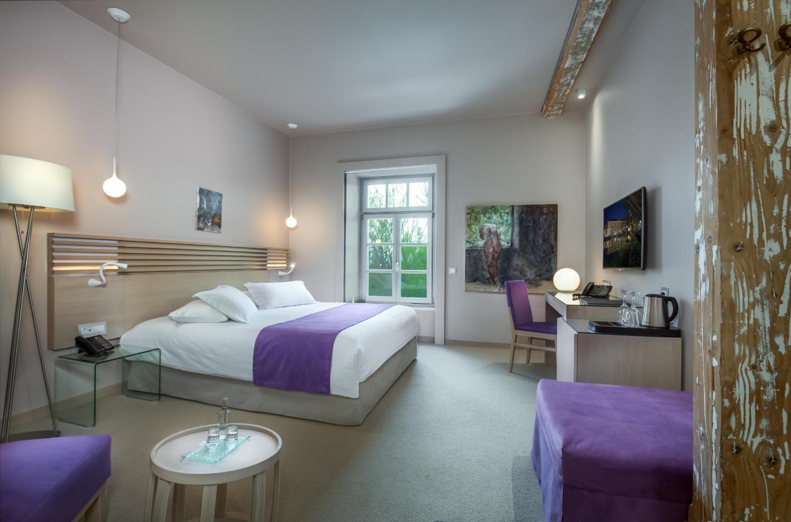 Deluxe Double or Twin Room with partial City View photo 2