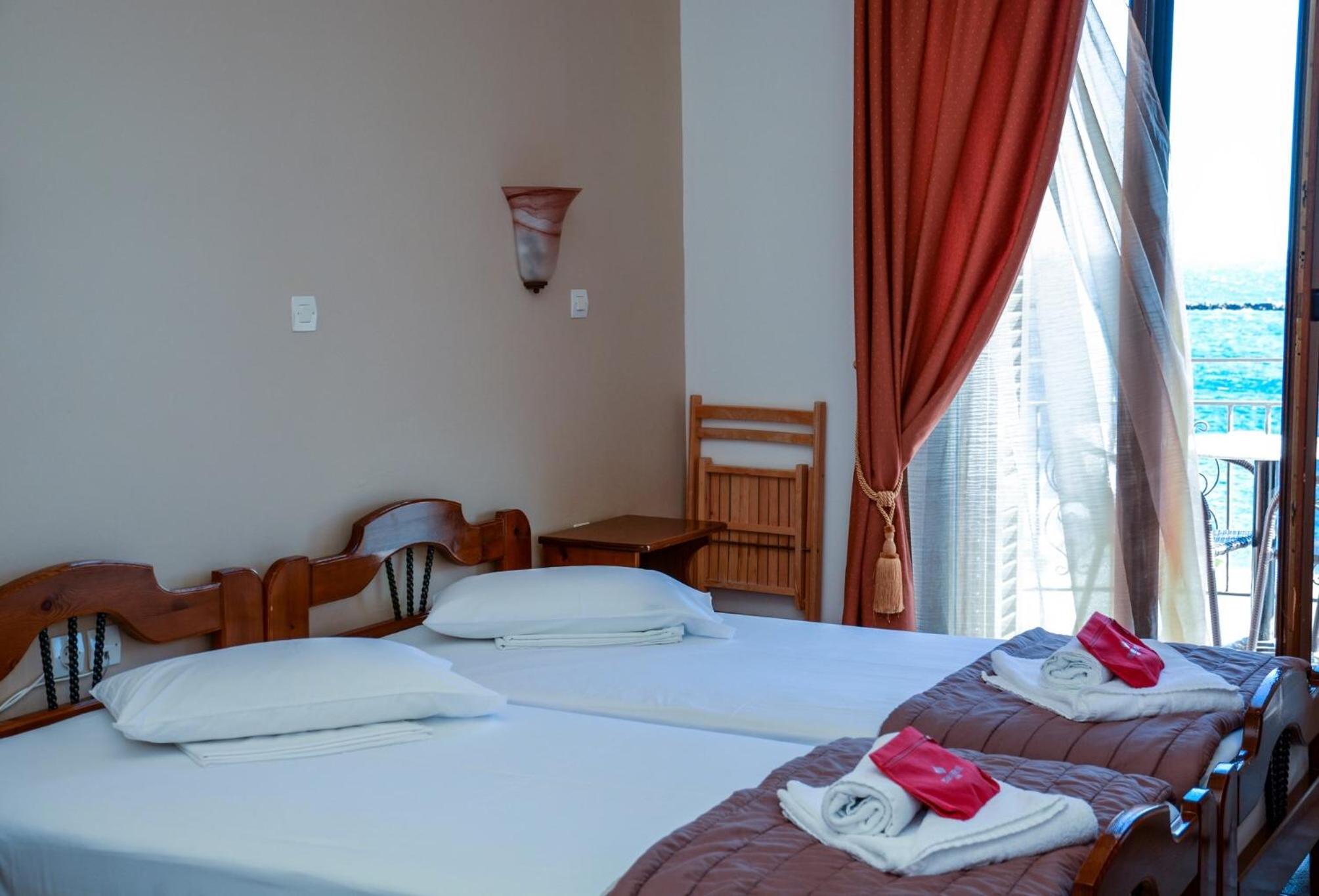 Double or Twin Room with Partial Sea View photo 3