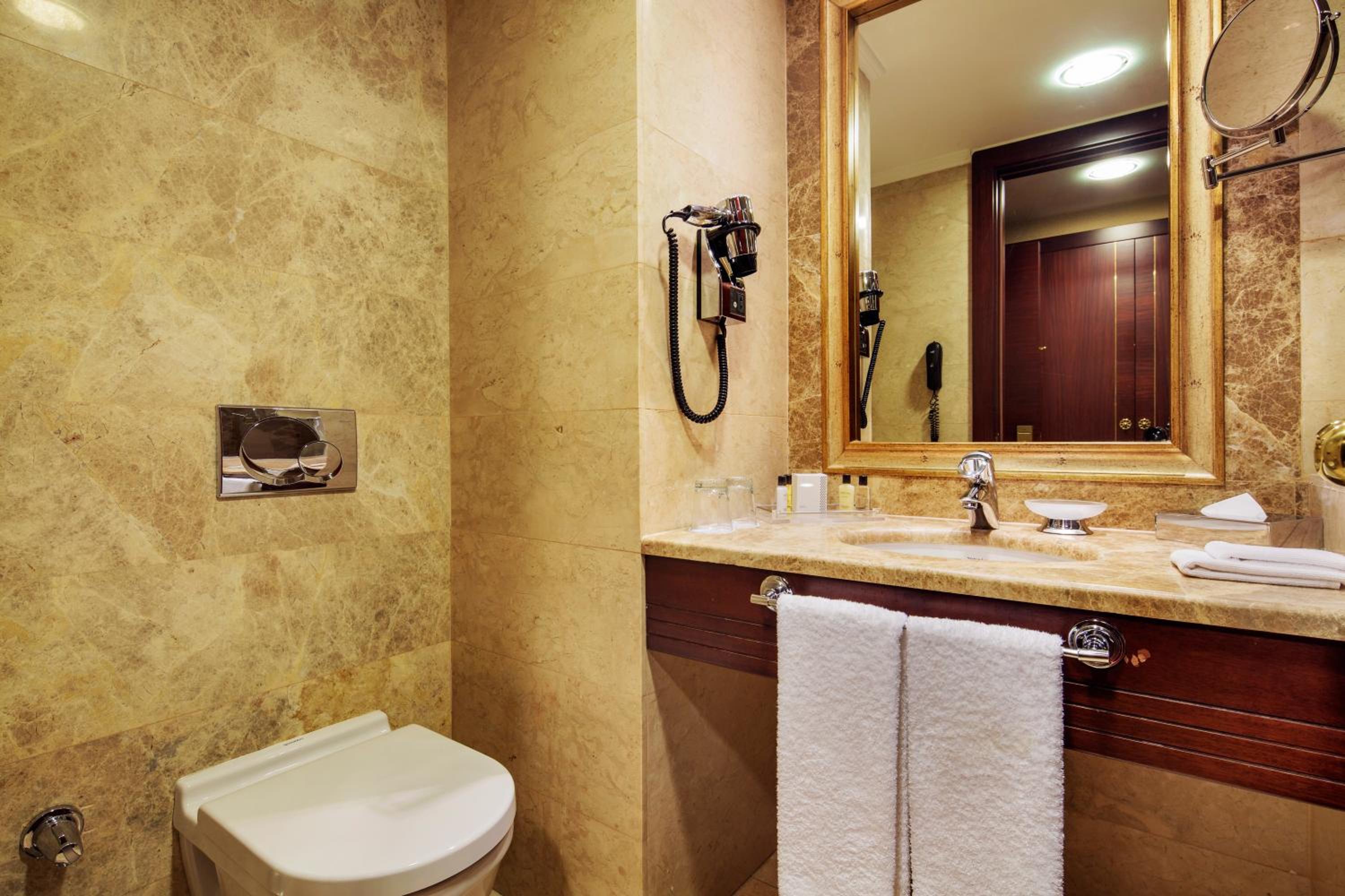 Club Twin Room with Club Lounge Access thumbnail 6
