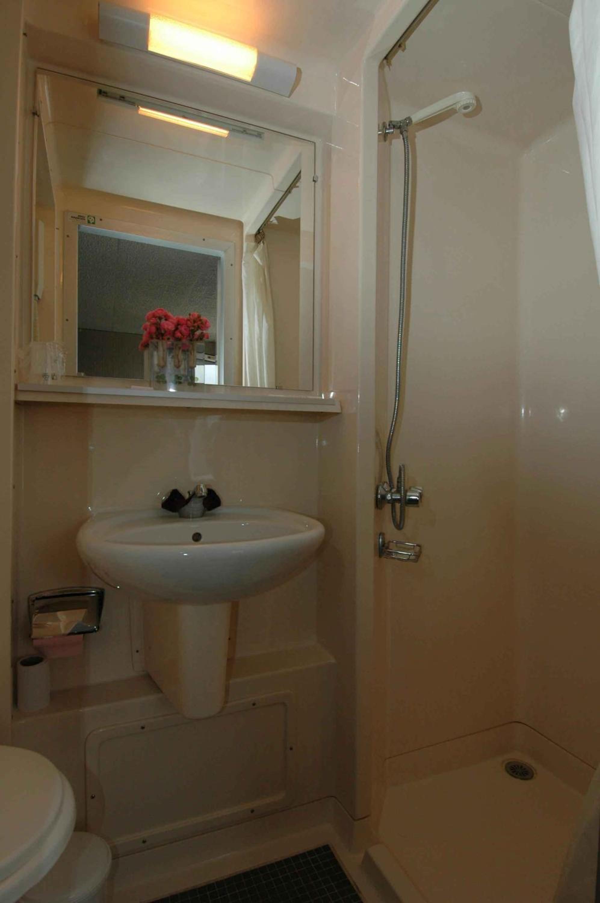 Standard Double Room - Photo 12