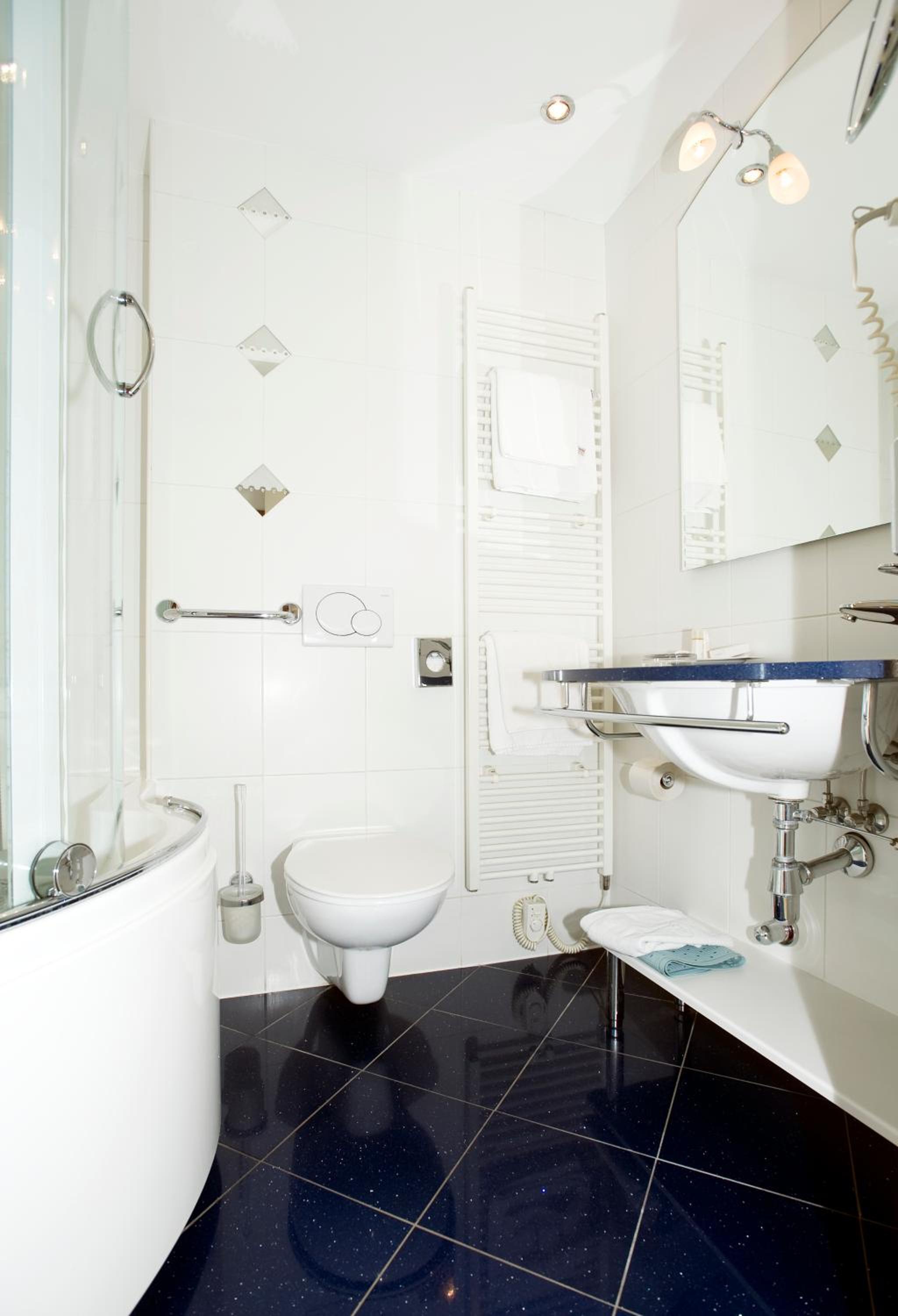 Medium Double Room with River View - Photo 4