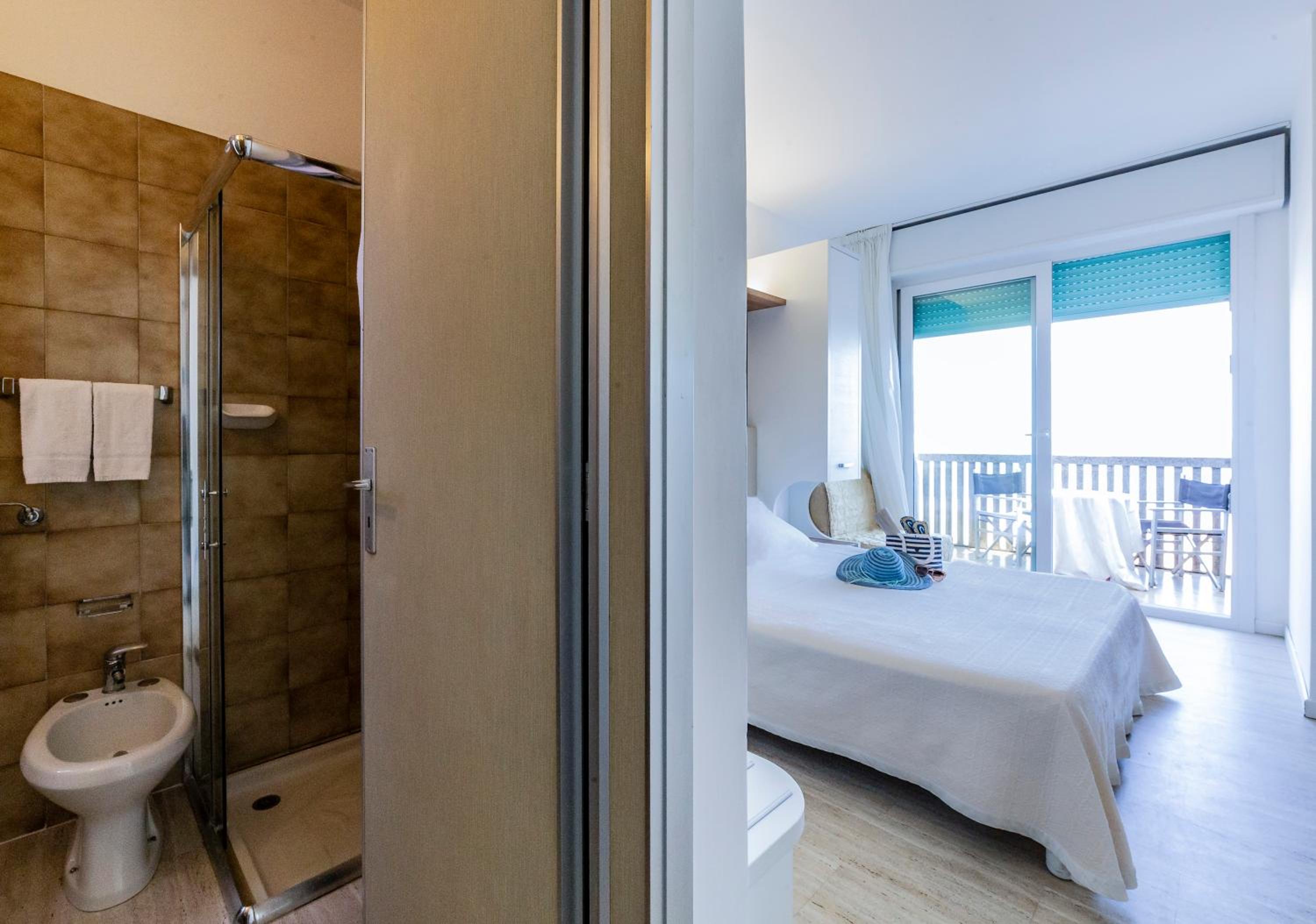 Double or Twin Room with Balcony - Photo 9