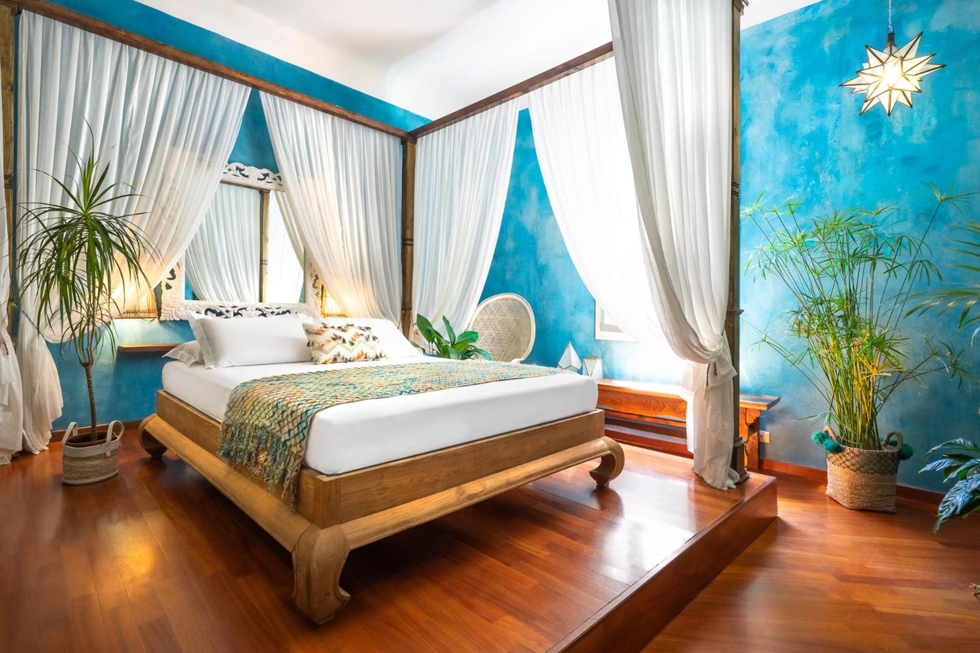 Queen Room with Private External Bathroom