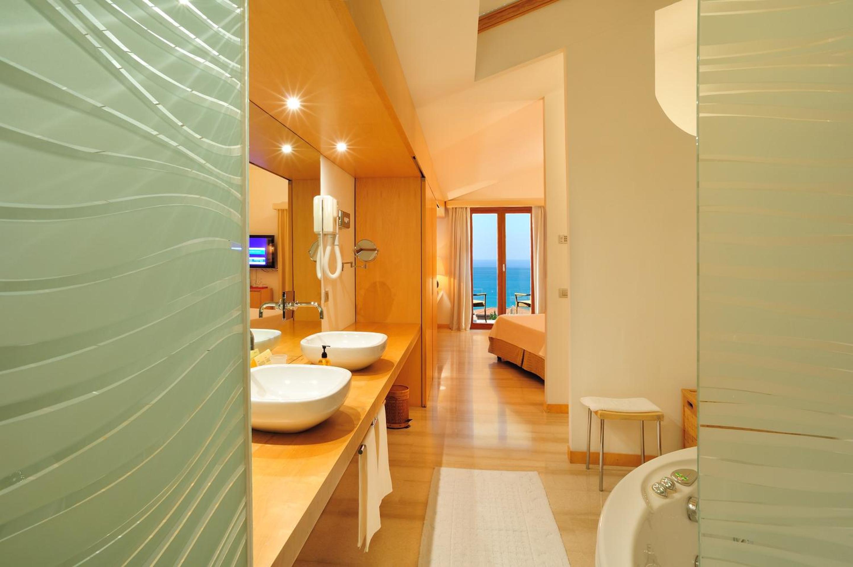 Executive Suite - Photo 2
