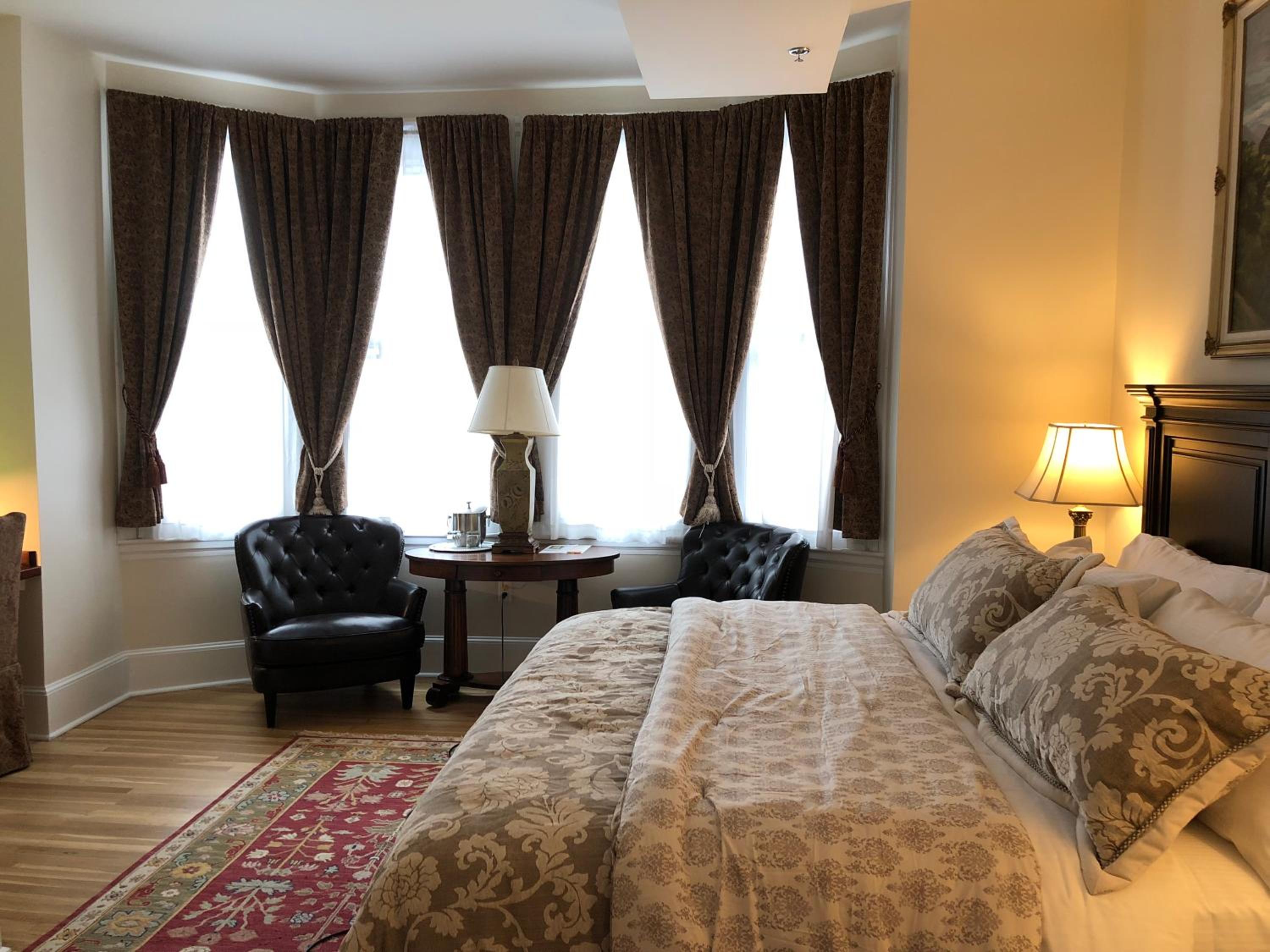 Luxury King Room 401 - Photo 3