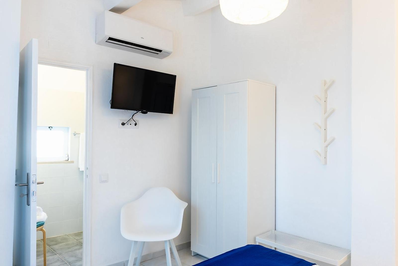 Double Room with Private Bathroom - Photo 4