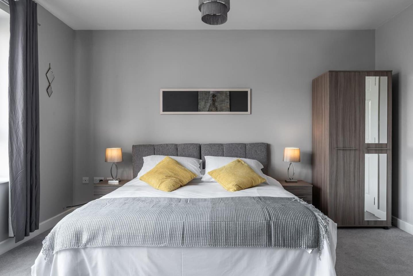 Five-Bedroom House photo 1