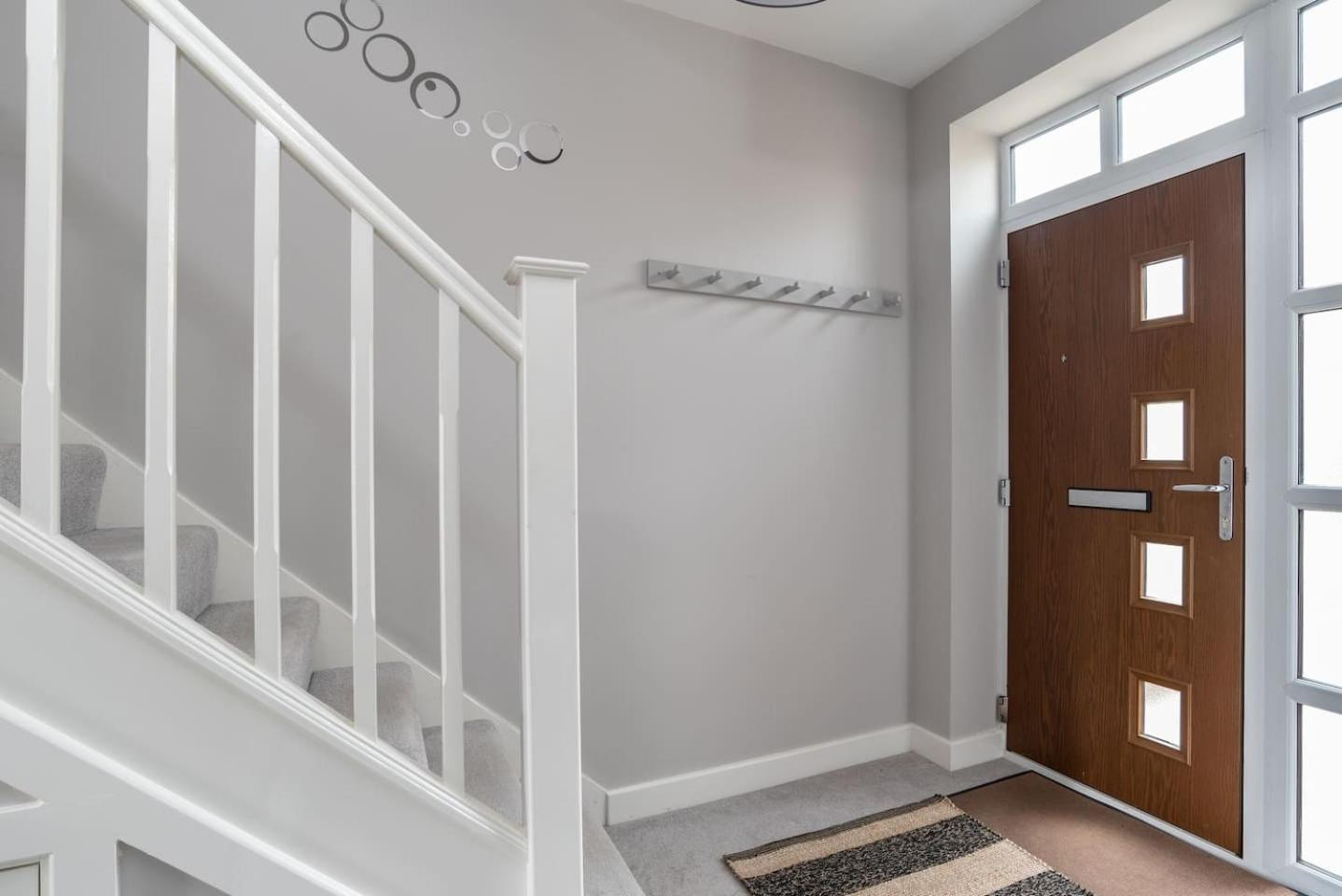 Five-Bedroom House photo 2