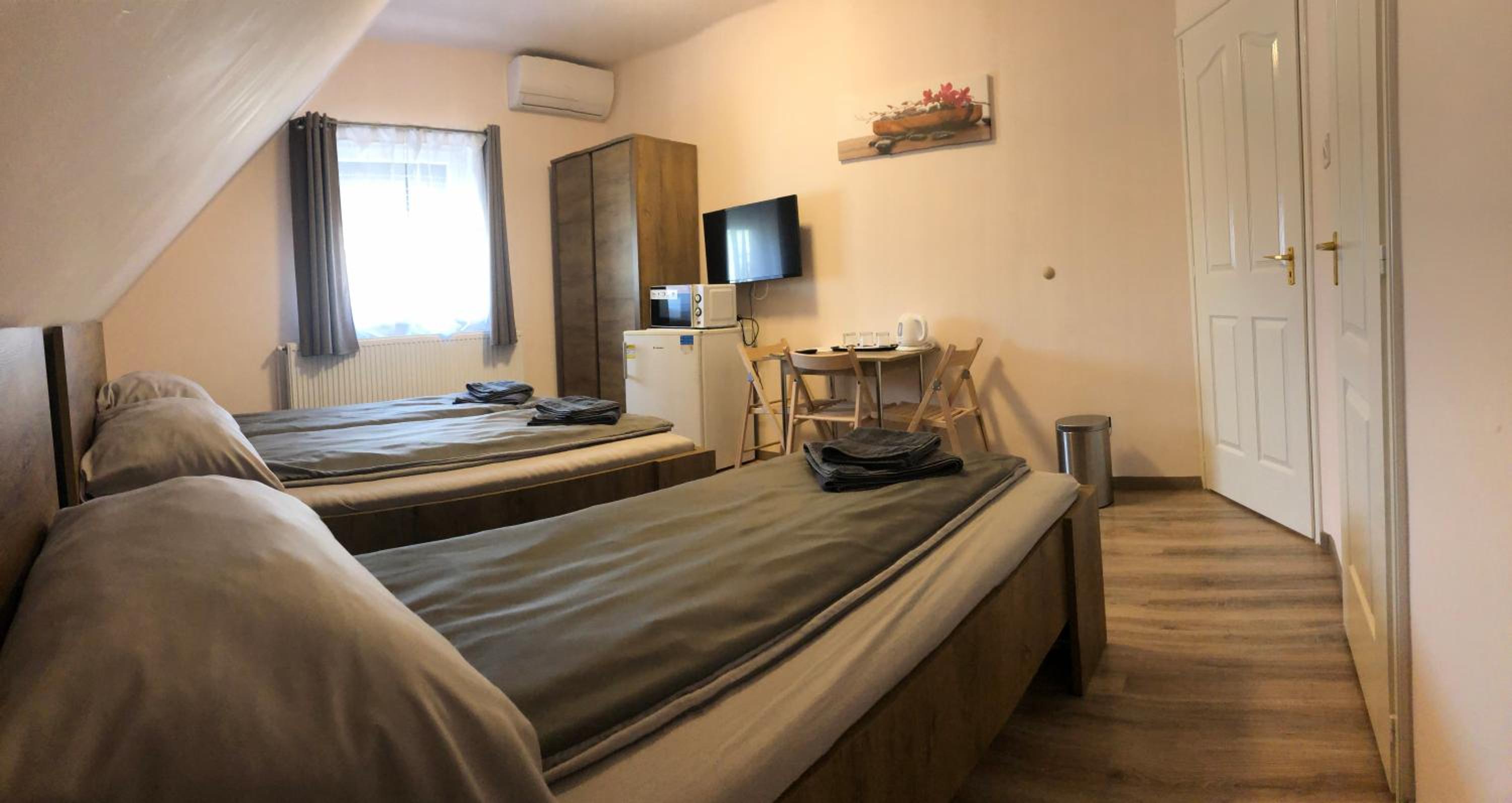 Deluxe Room (2 Adults + 1 Child) photo 1