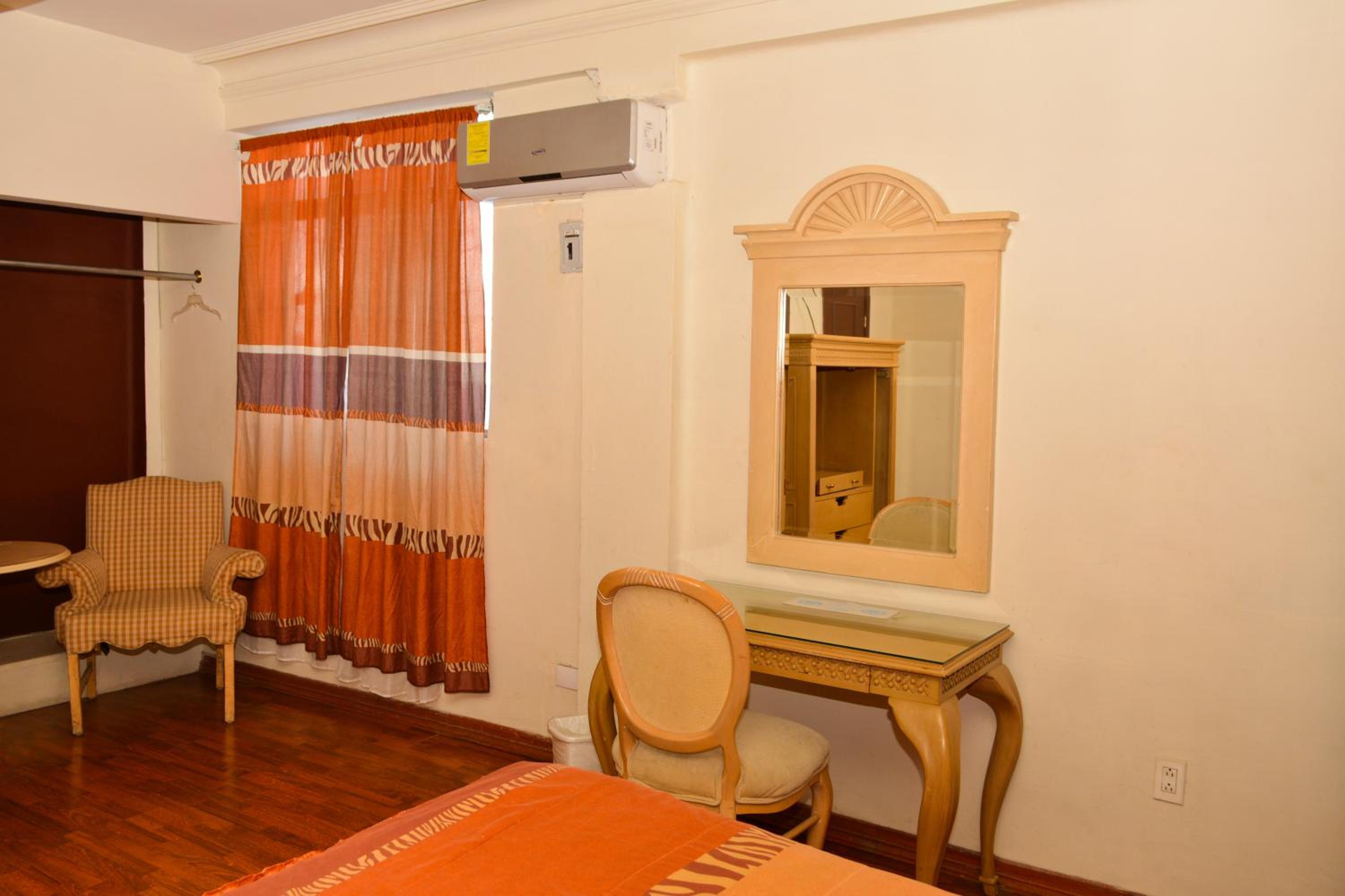 Queen Room - Photo 16