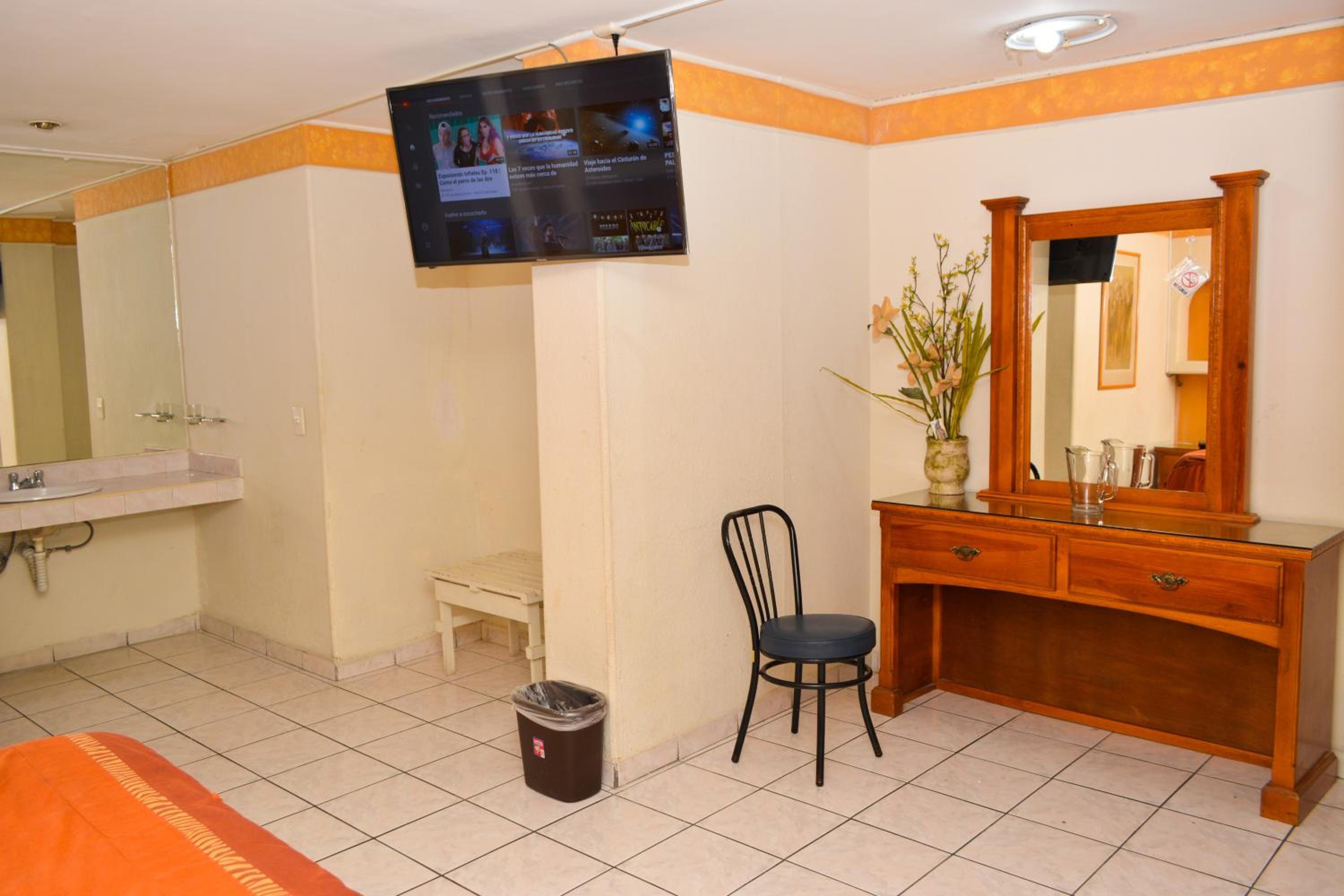 Queen Room - Photo 14