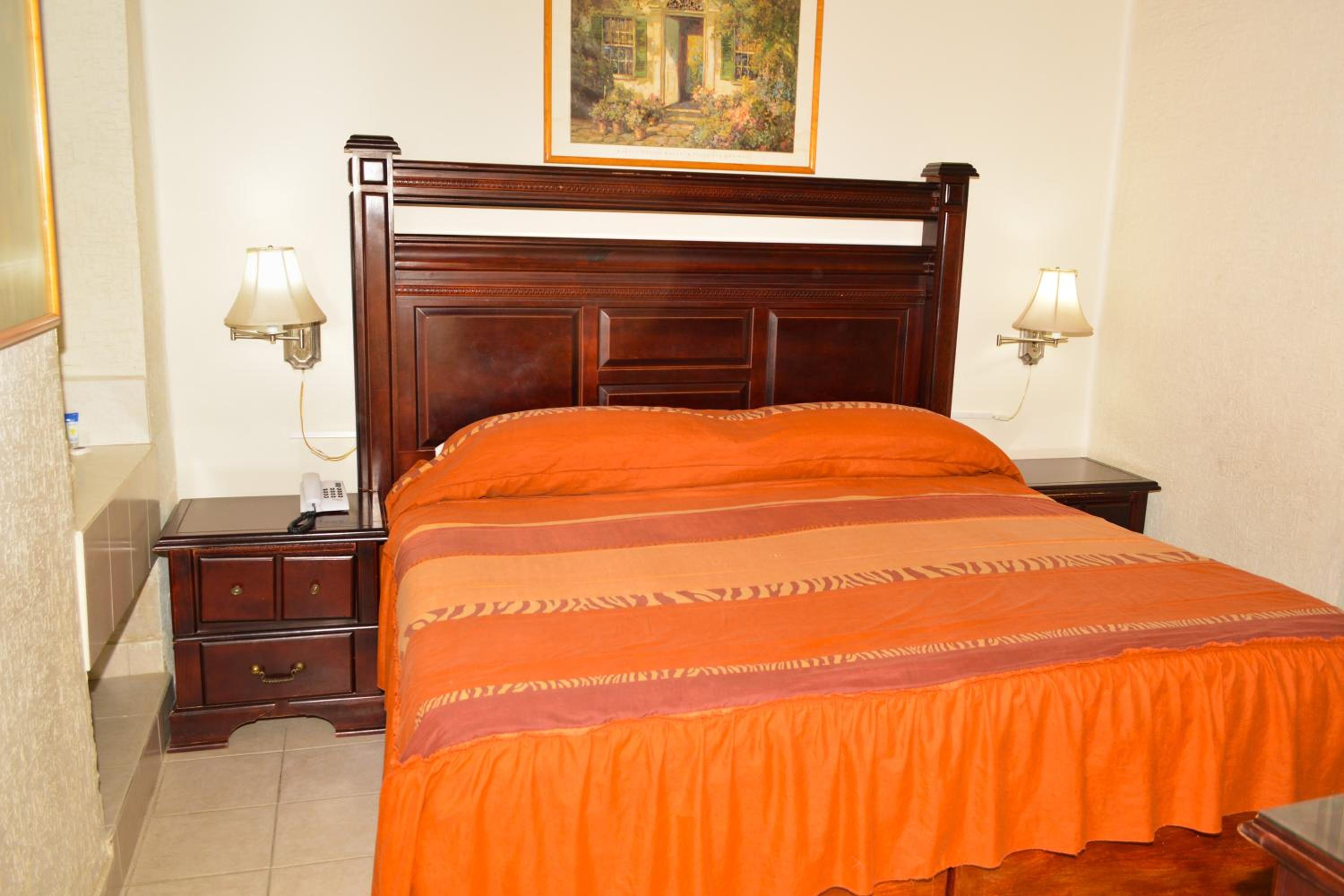 Queen Room - Photo 15