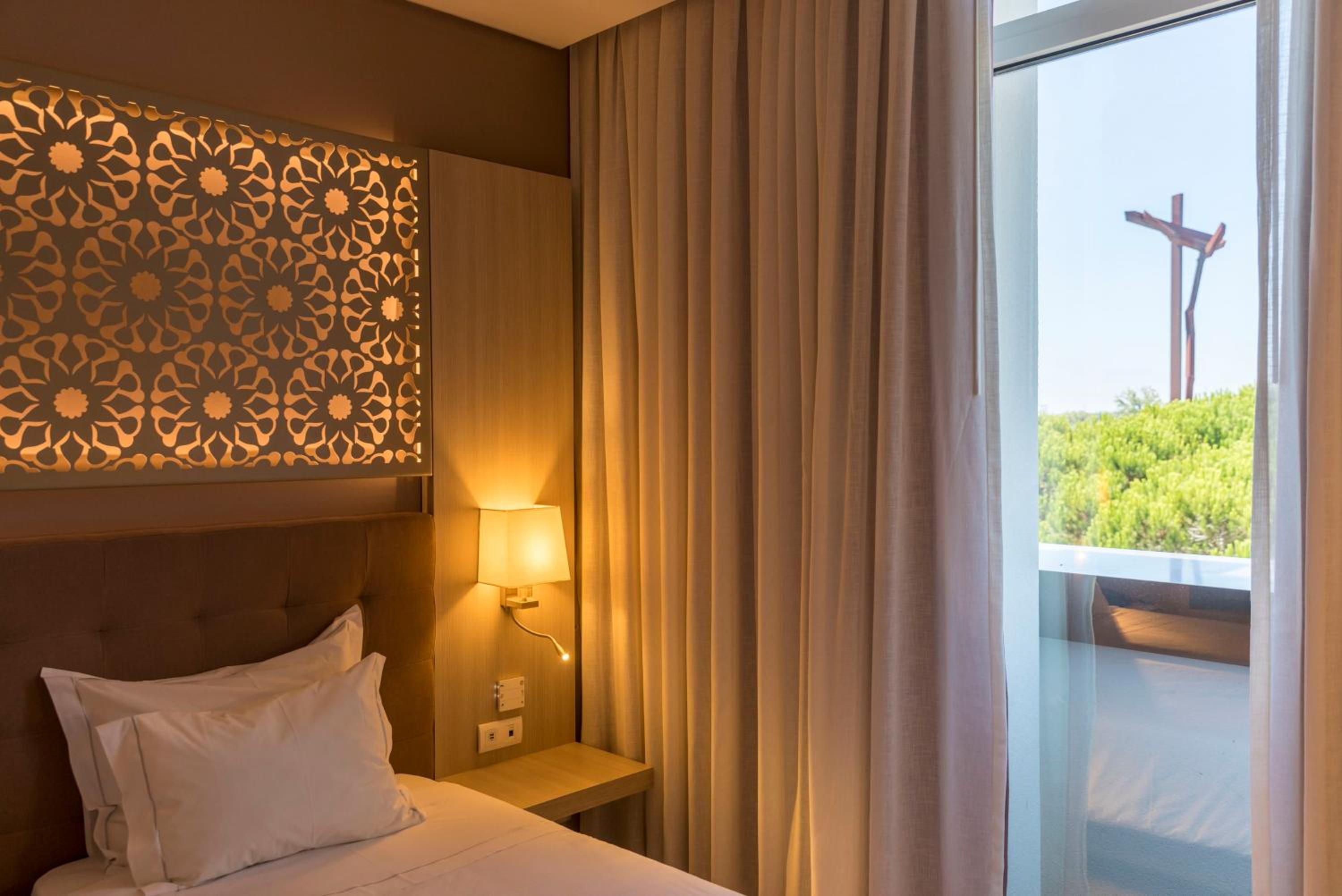 Deluxe Double Room with Sanctuary view - Photo 4