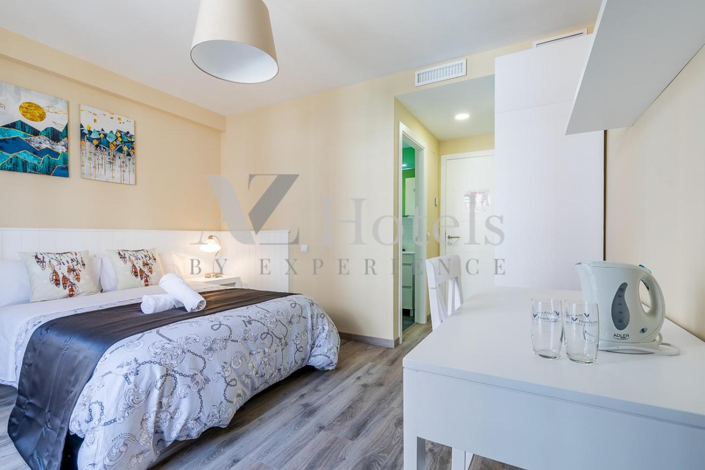 Double Room with Private Bathroom - Photo 30