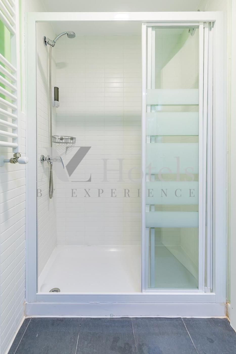 Double Room with Private Bathroom - Photo 40
