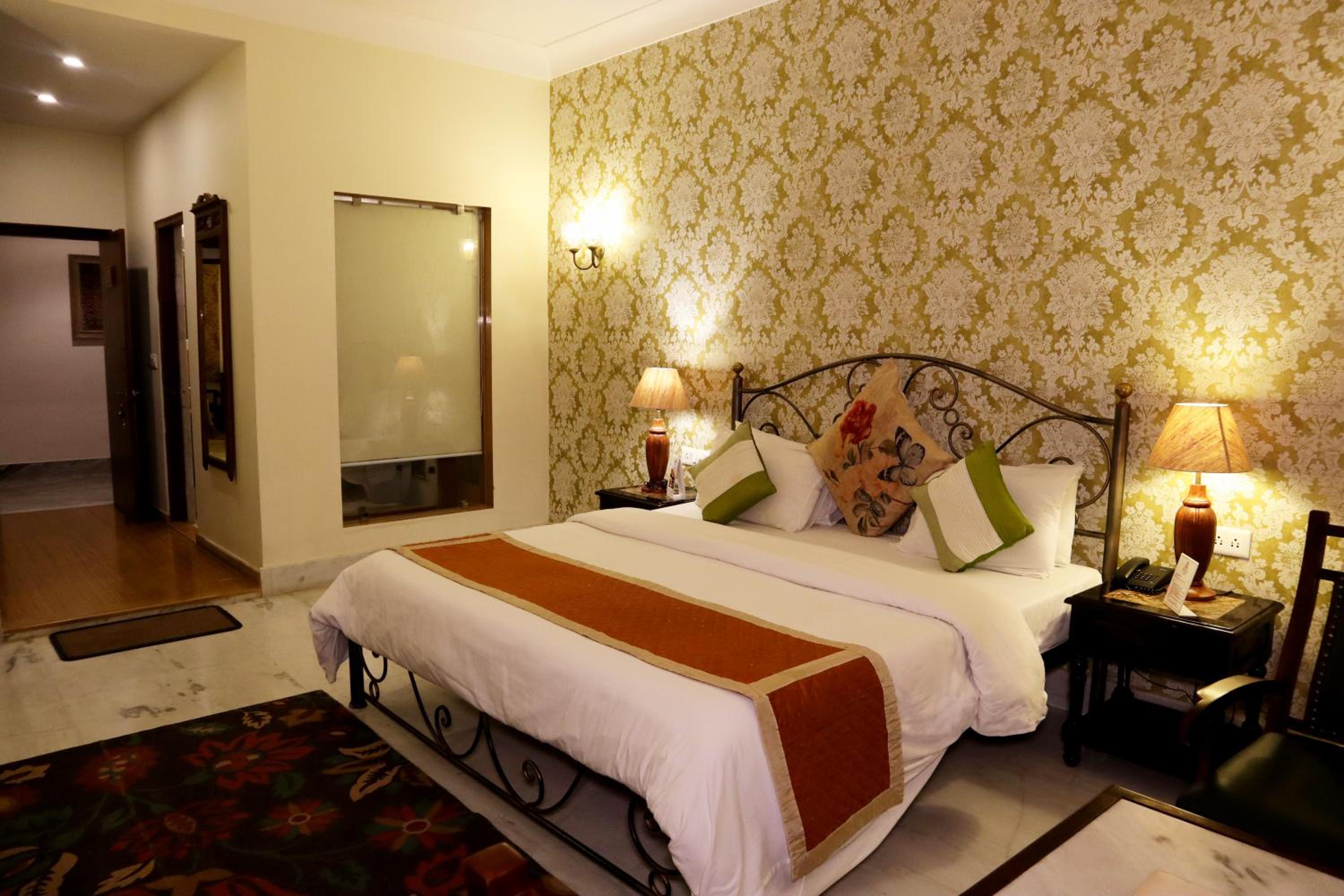 Junior Suite – Includes free pickup from airport/ train station / bus station via tuk-tuk, & a dedicated travel desk to assist with local sightseeing tours, intercity travel arrangements & activities. - Photo 12