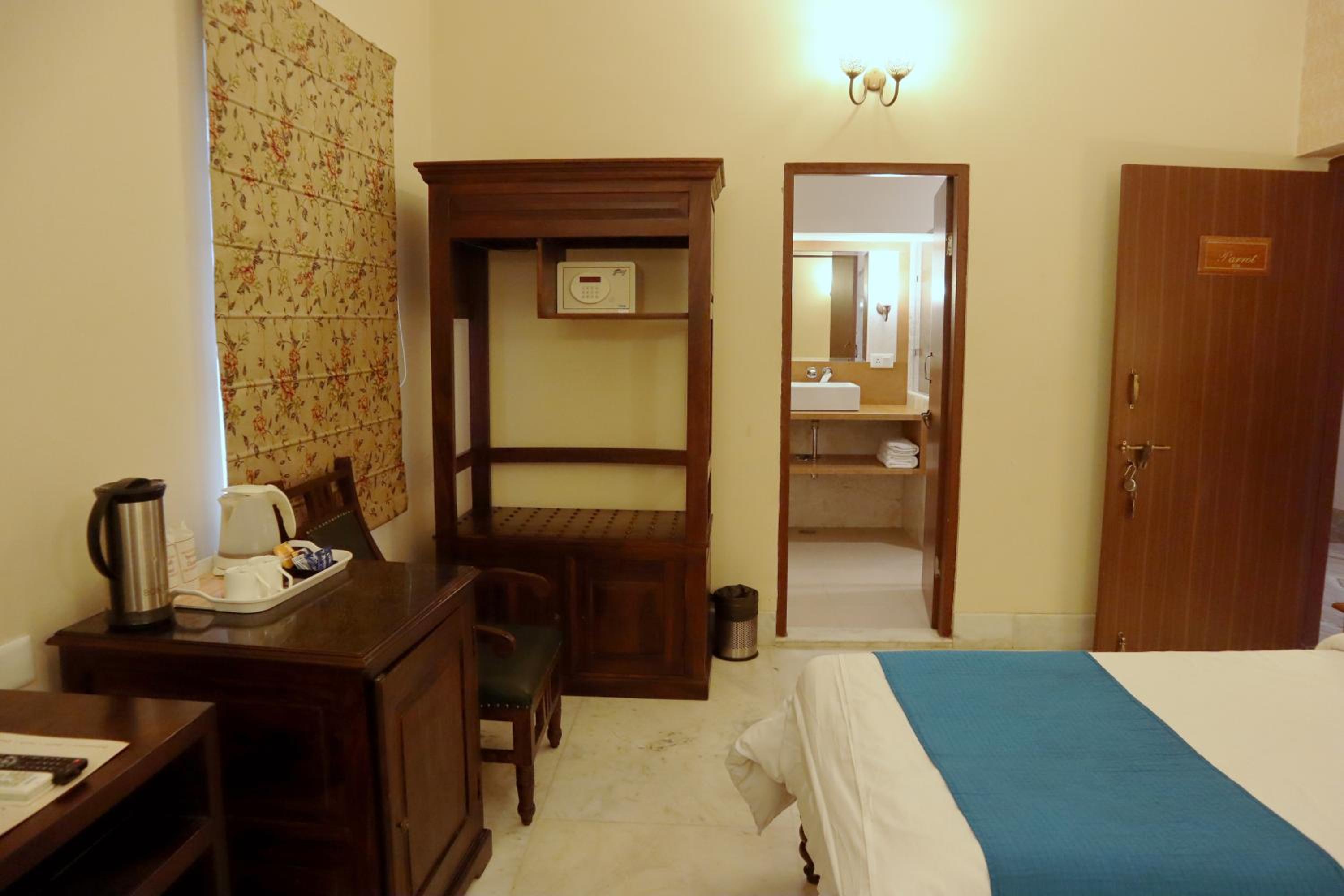 Junior Suite – Includes free pickup from airport/ train station / bus station via tuk-tuk, & a dedicated travel desk to assist with local sightseeing tours, intercity travel arrangements & activities. - Photo 24
