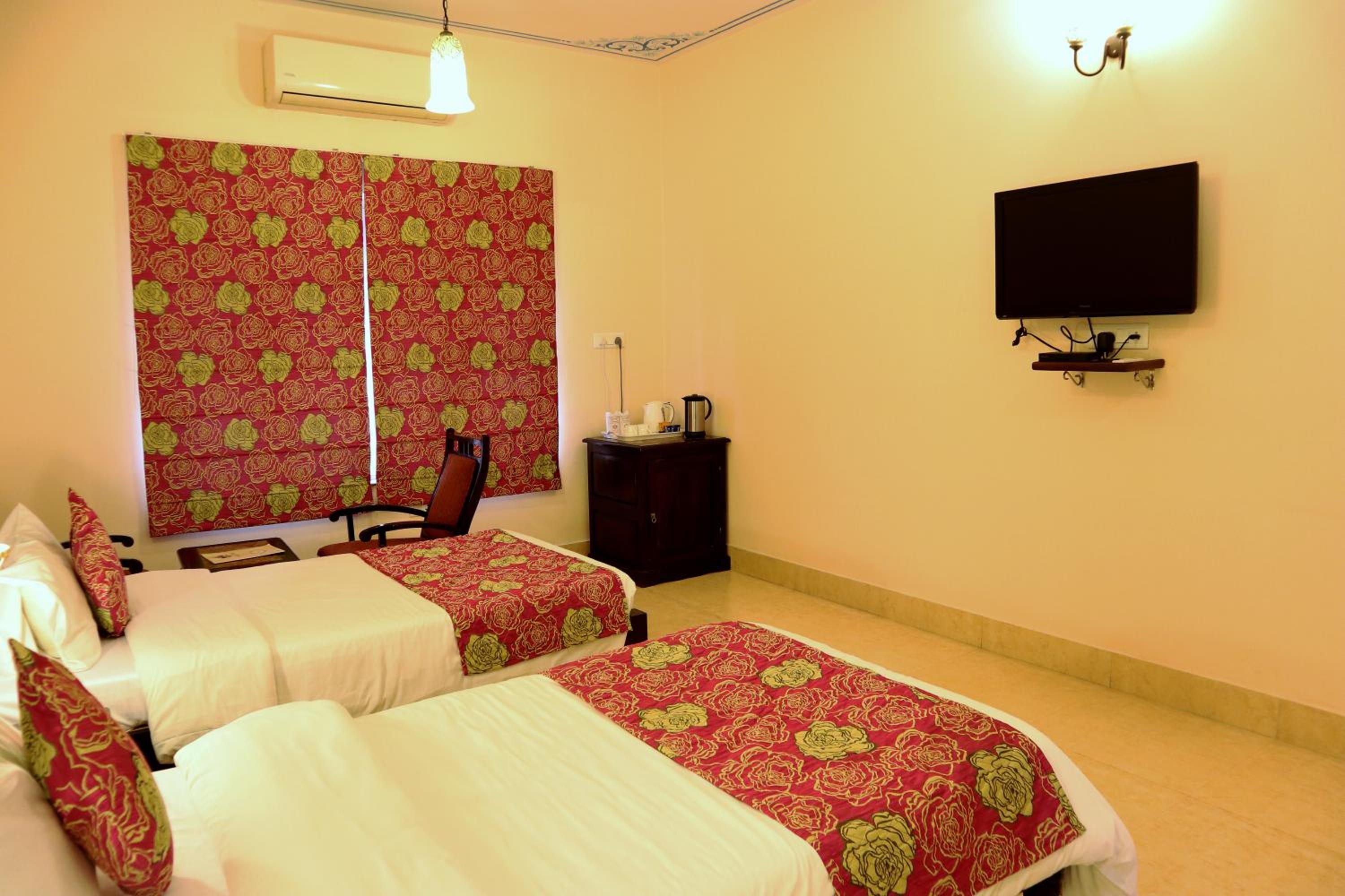 Junior Suite – Includes free pickup from airport/ train station / bus station via tuk-tuk, & a dedicated travel desk to assist with local sightseeing tours, intercity travel arrangements & activities. - Photo 8