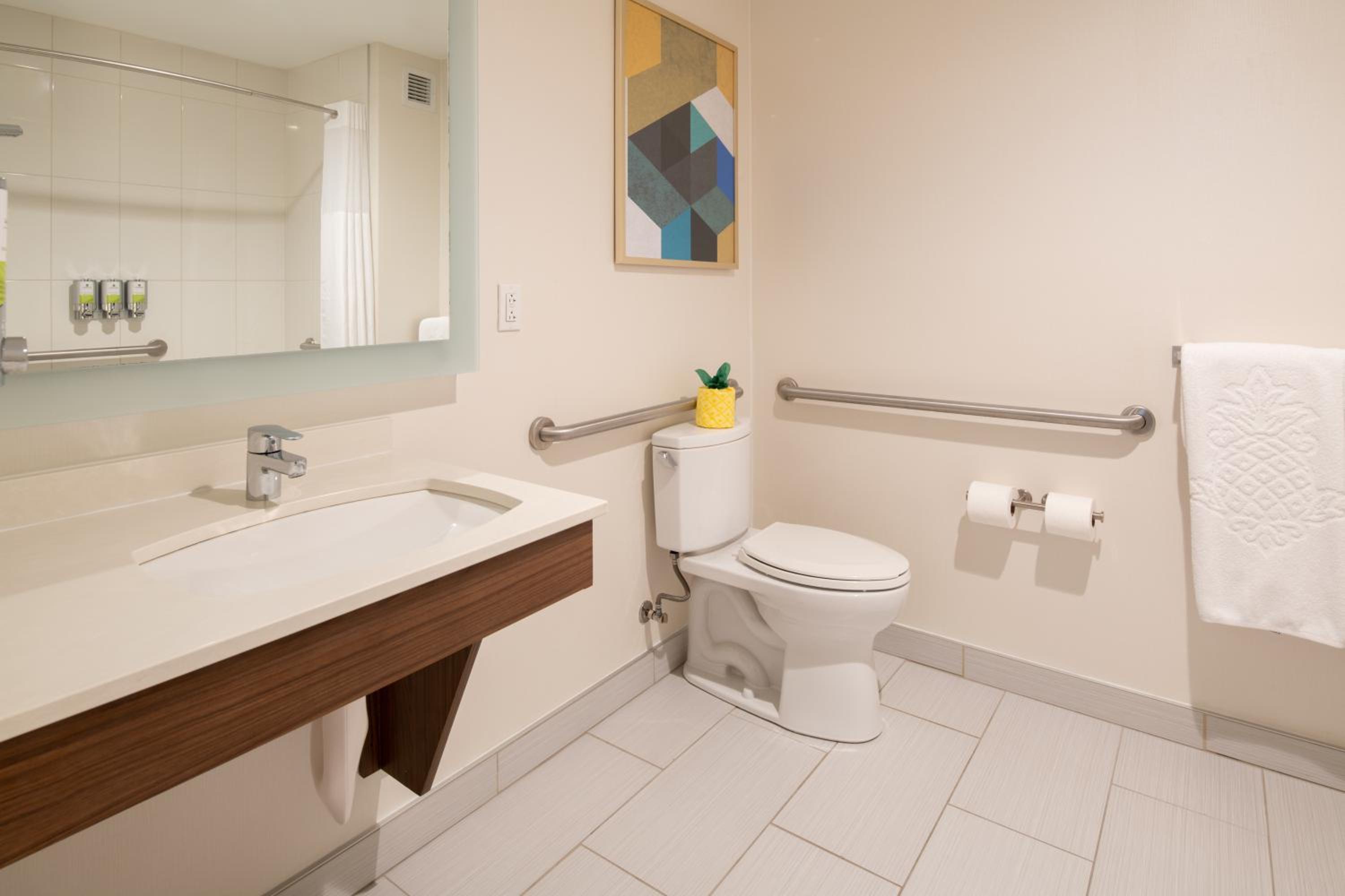 Z Double Queen Suite Mobility Accessible w/Tub photo 2