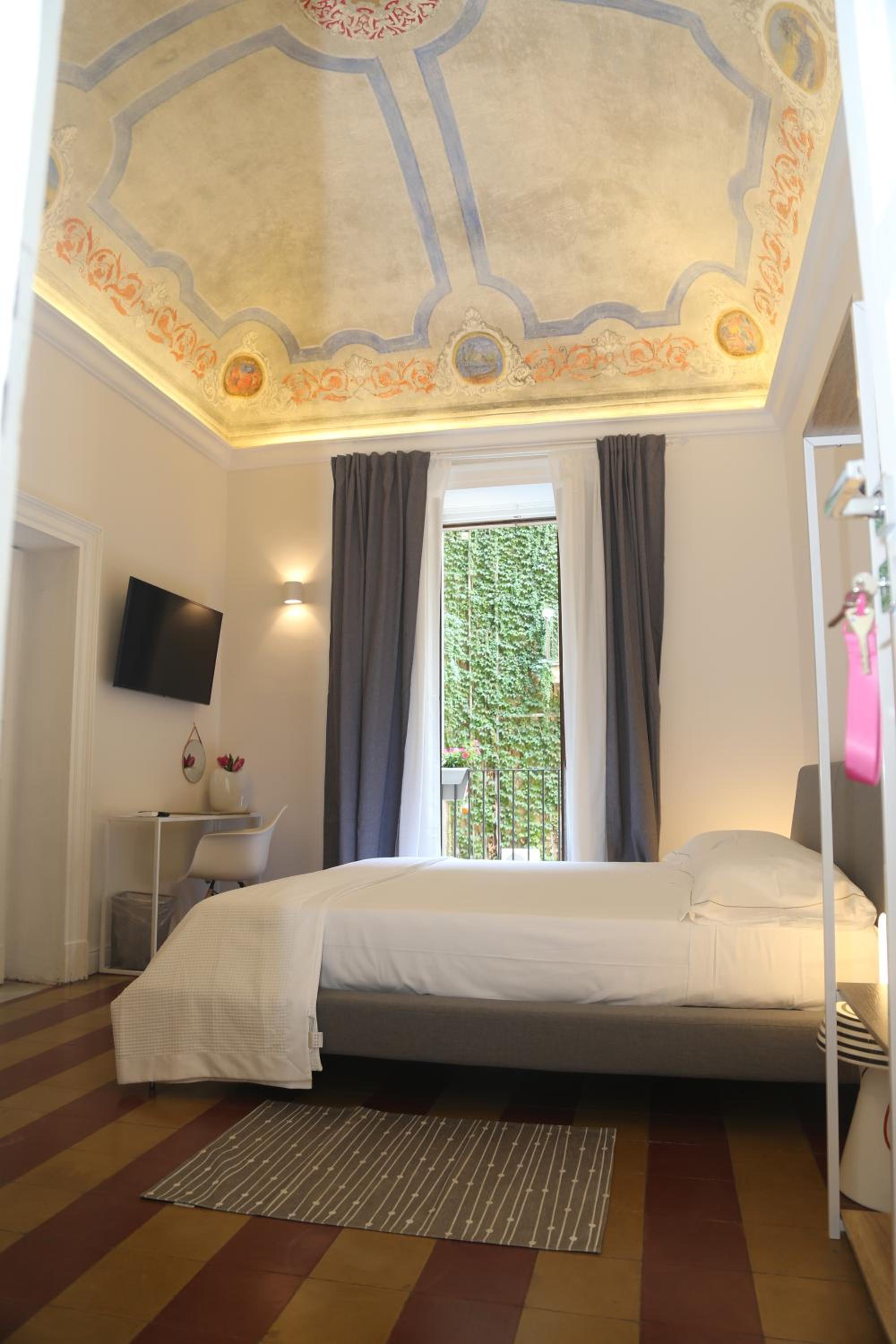 Queen Room with Balcony photo 1