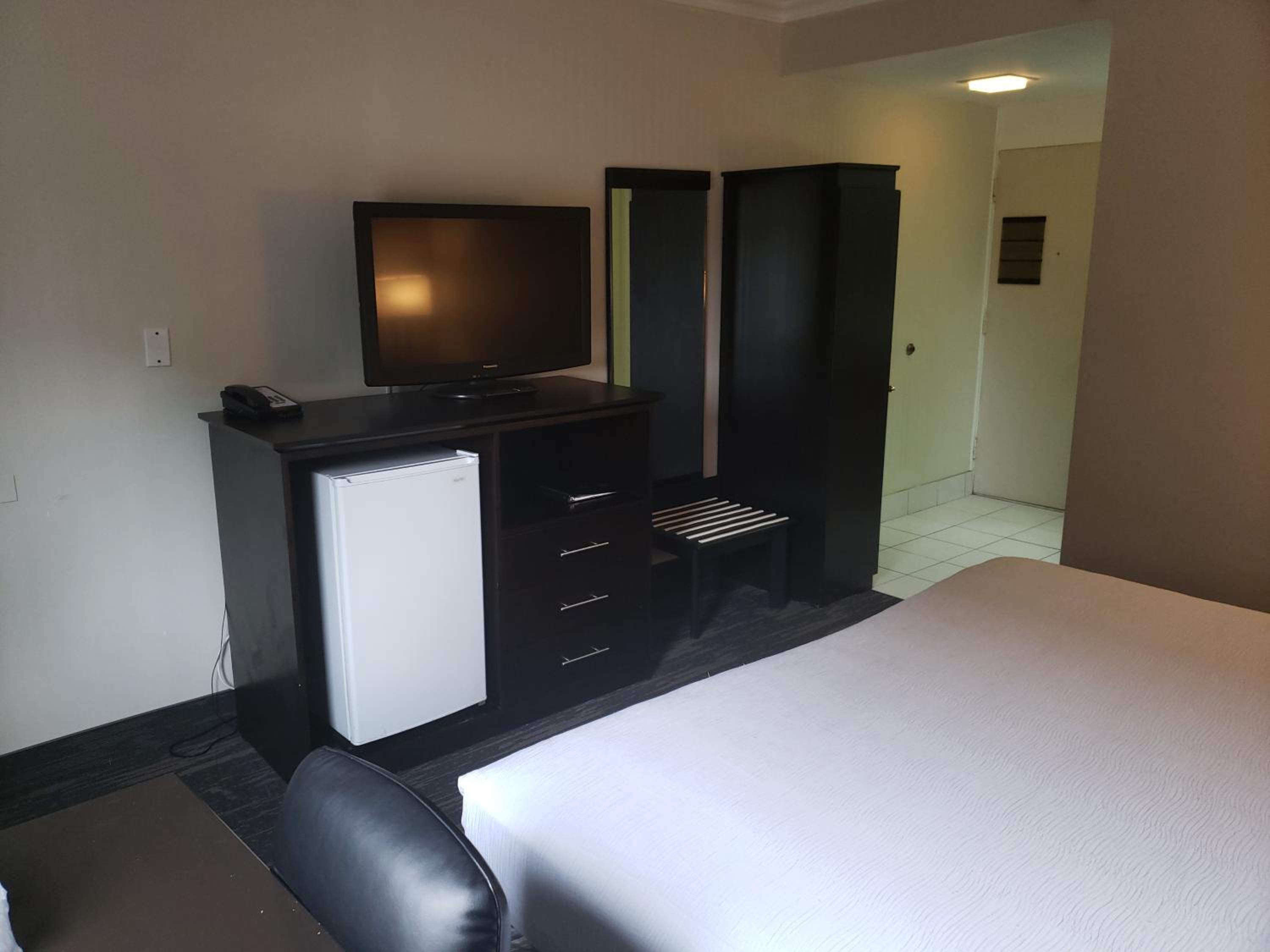 King Room - Non-Smoking - Photo 5