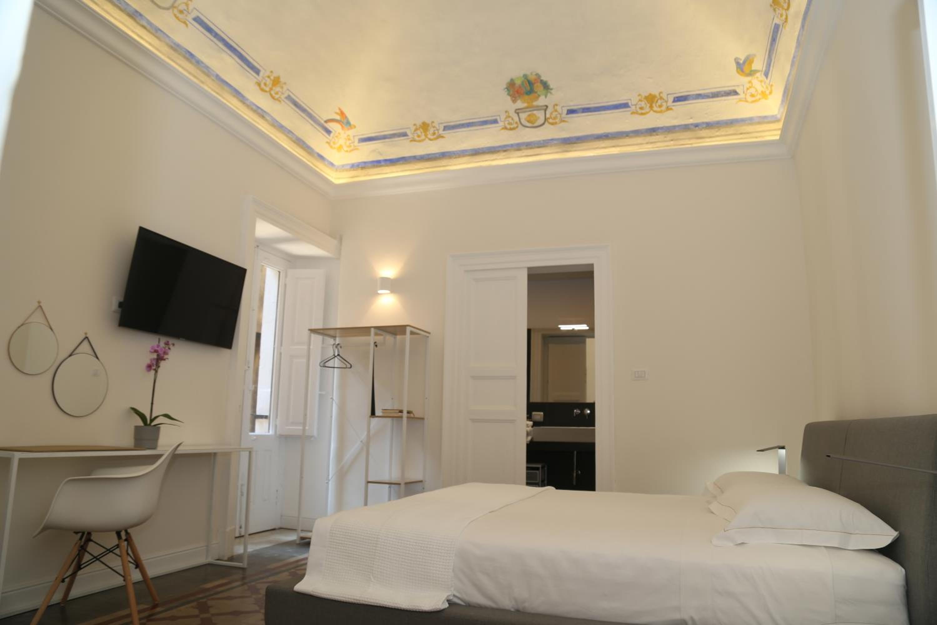 King Suite with Balcony photo 2
