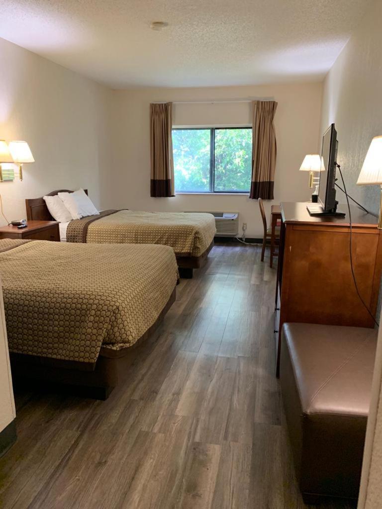 Queen Room with Two Queen Beds - Non-Smoking - Photo 6