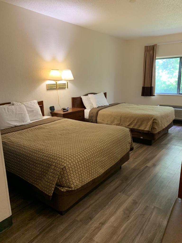 Queen Room with Two Queen Beds - Non-Smoking - Photo 5