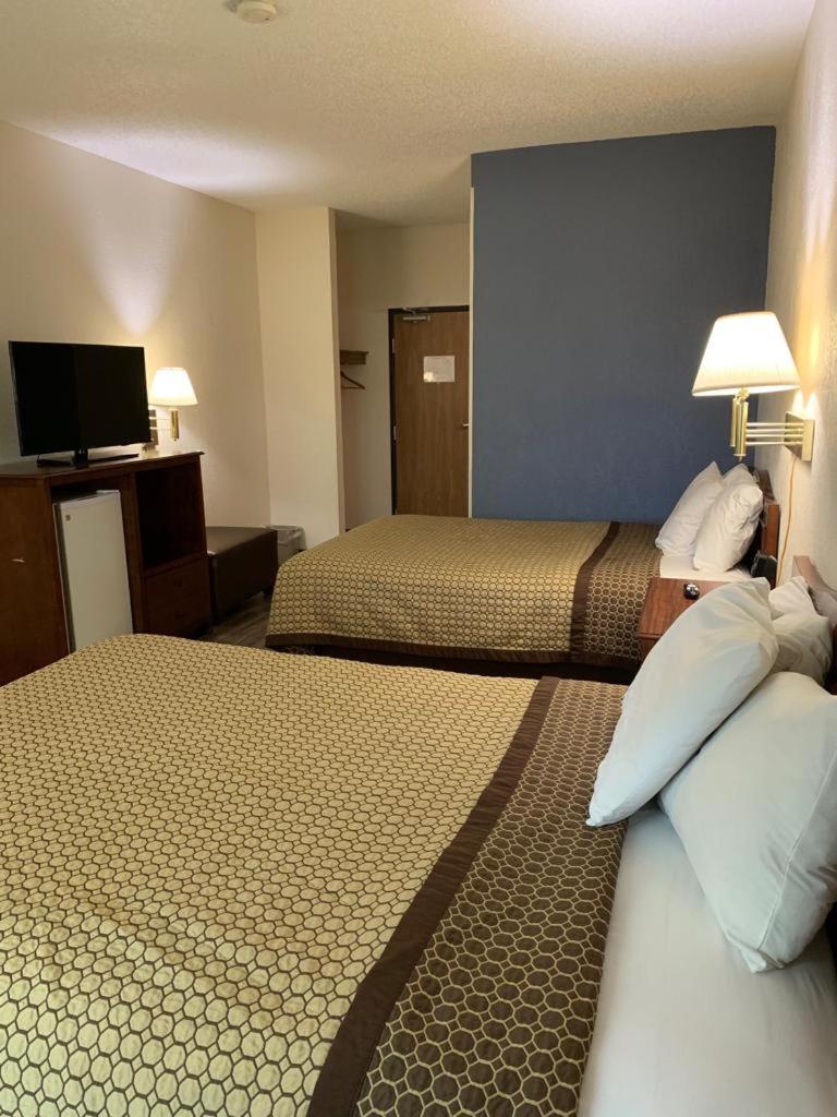 Queen Room with Two Queen Beds - Non-Smoking - Photo 4