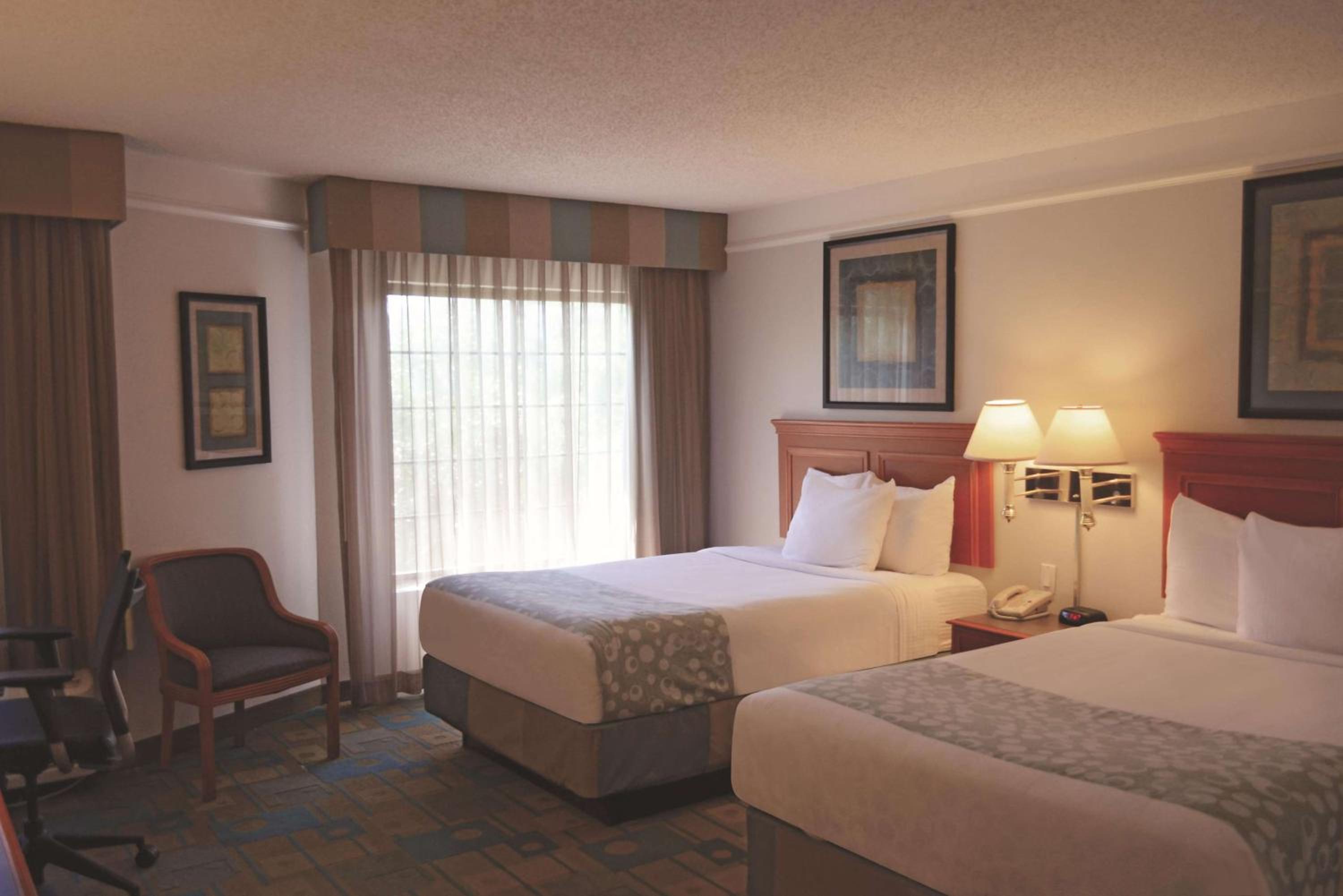 Two Double Beds - Photo 5