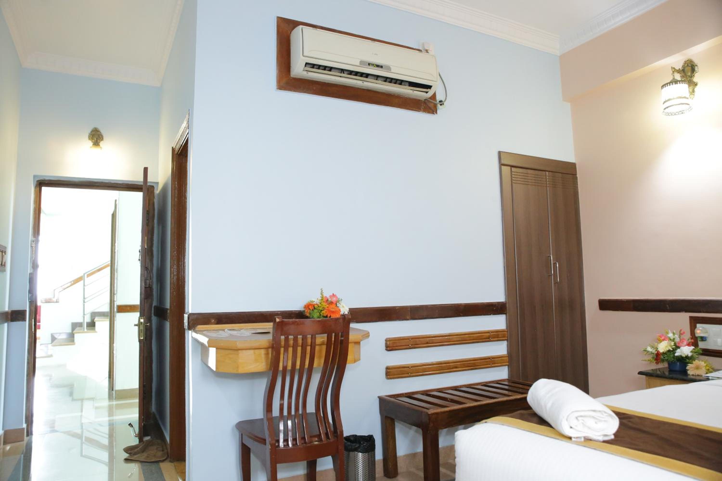 Deluxe Room - Photo 17