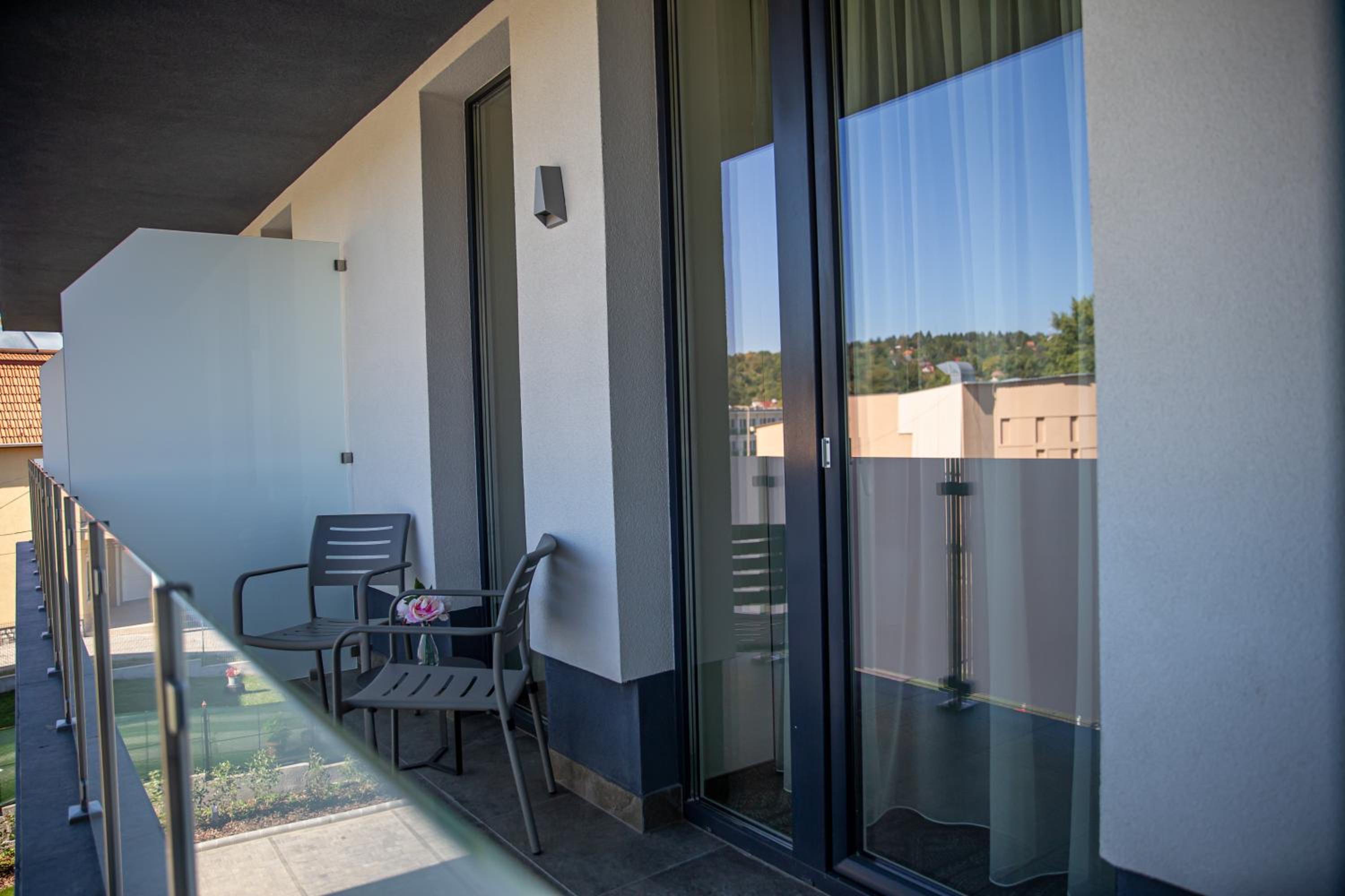 King Room with Balcony - Photo 5