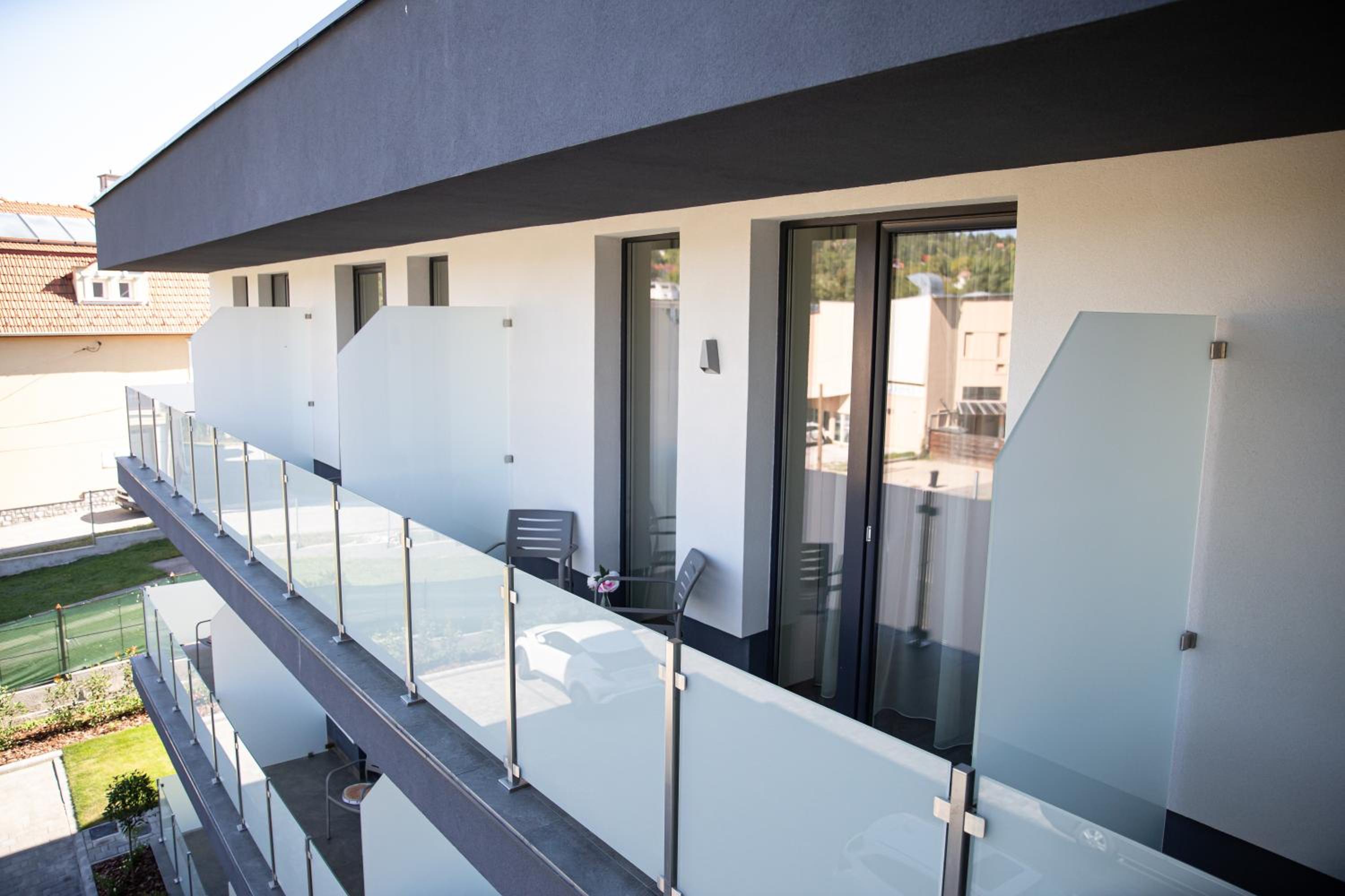 King Room with Balcony - Photo 4