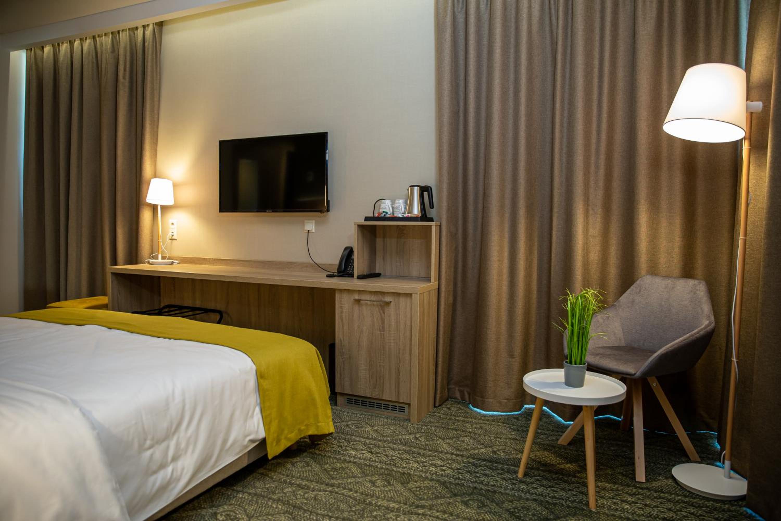 King Room with Balcony - Photo 8
