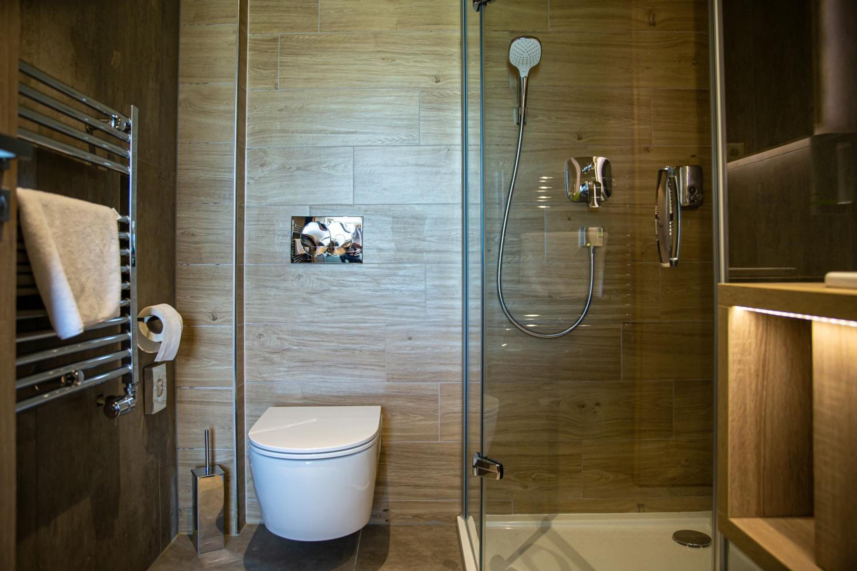 King Room with Balcony - Photo 7