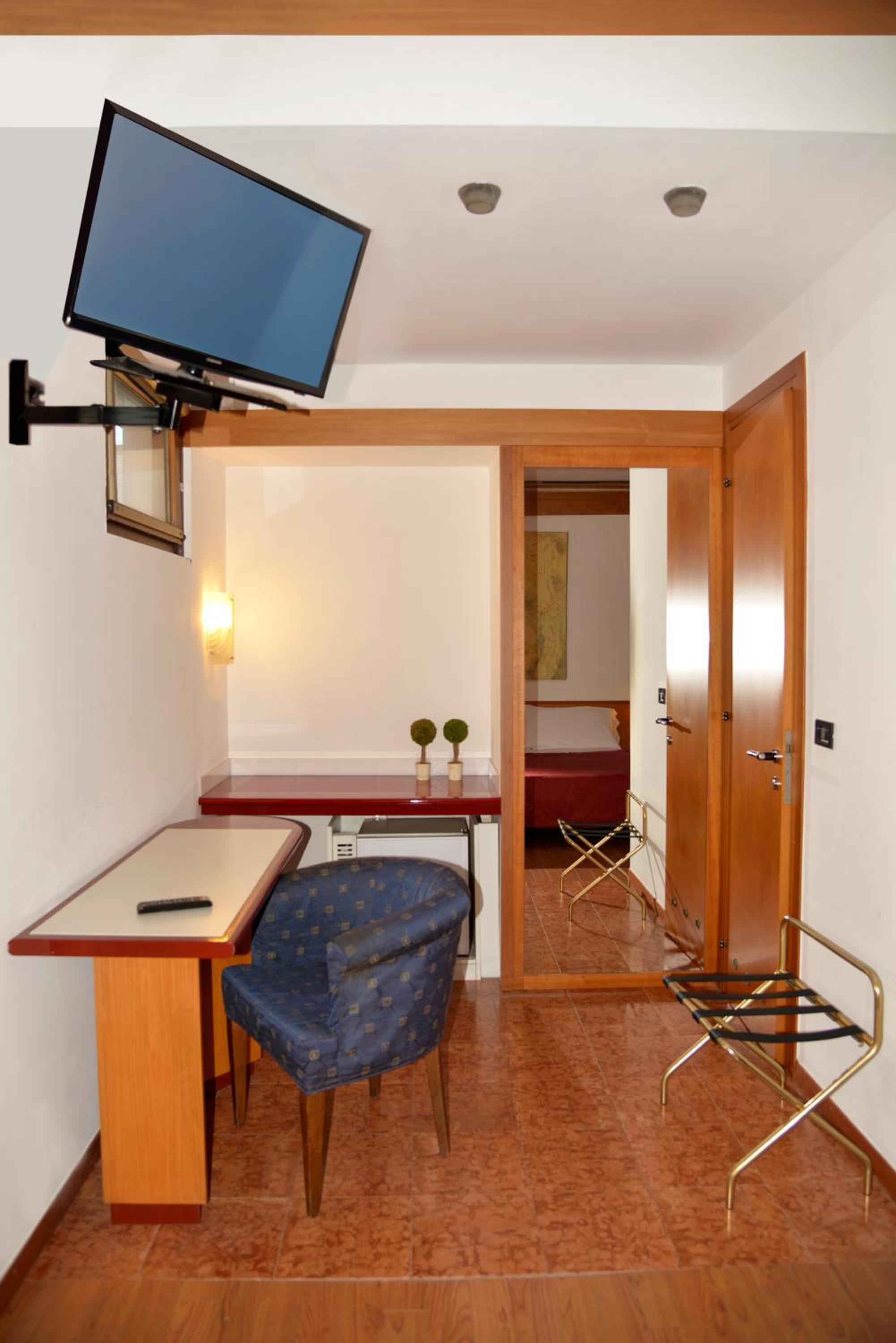 Double Room - Photo 9