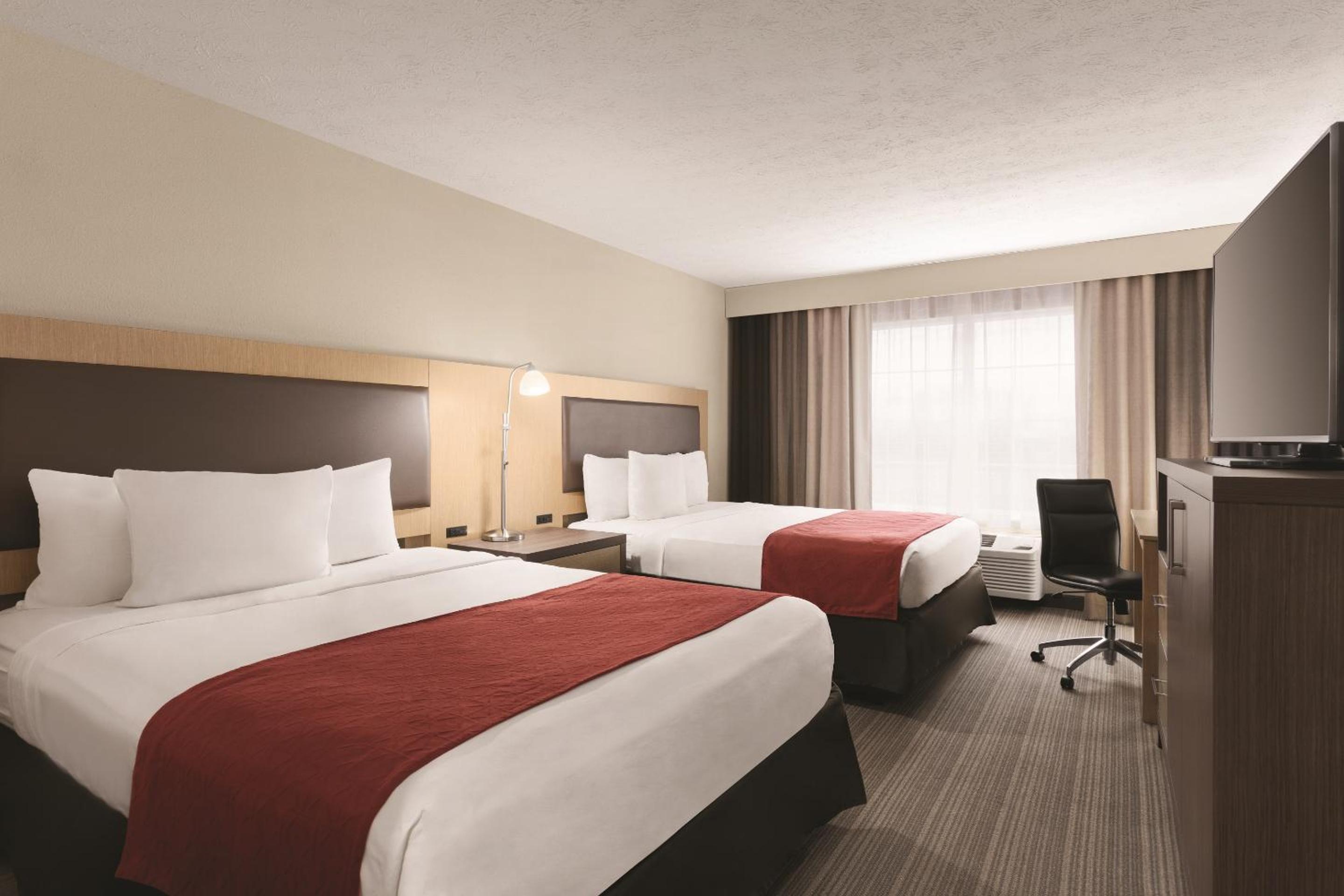 Queen Room with Two Queen Beds - Non-Smoking - Photo 2